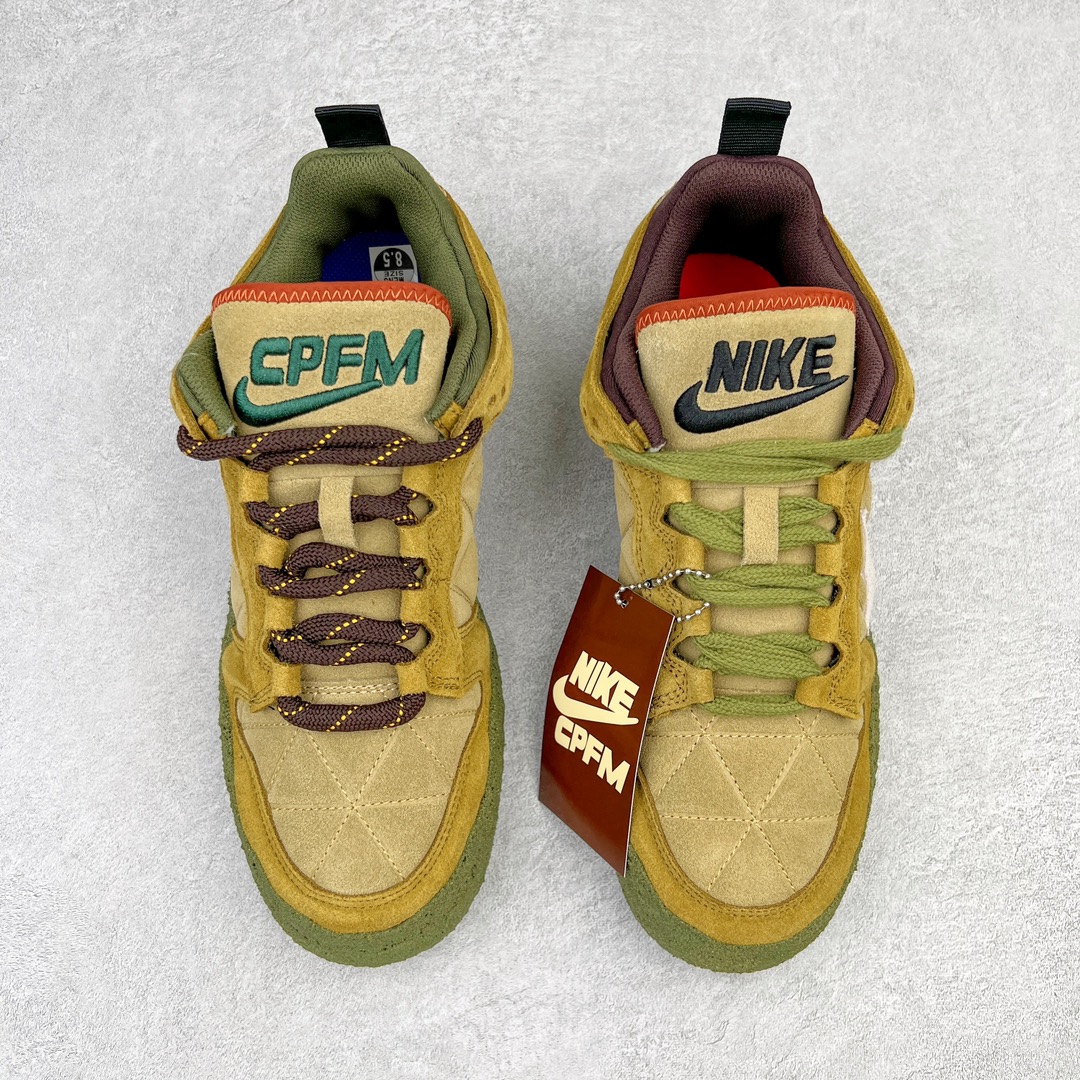 图片[2]-零售💰500 CPFM x NK Dunk Low 联名军绿色 工地鞋 货号：DM0430-700 以低帮的 Dunk Low 鞋款为蓝本 从材质选用到细节设计 都将「搞怪」风格发挥得淋漓尽致 这双 CPFM x Dunk Low 重制了鞋底和鞋面 并且采用了不对称设计 左鞋外侧呈现白色的 Swoosh 右鞋外侧则简化掉了钩子 以一个阴阳太极标志呈现 中底有泥浆效果 仿佛是穿着这双鞋一脚踏进了泥潭 整体颇具工装色调风格 不看鞋底 还真不太容易看出是一双 Dunk 鞋型 CPFM x NK联名从来都将个性指数拉满 虽然穿搭驾驭存在一定的难度 但也颇受个性潮人玩家的青睐 SIZE：36 36.5 37.5 38 38.5 39 40 40.5 41 42 42.5 43 44 44.5 45 46 47.5 编码：Kby5936000-运动鞋