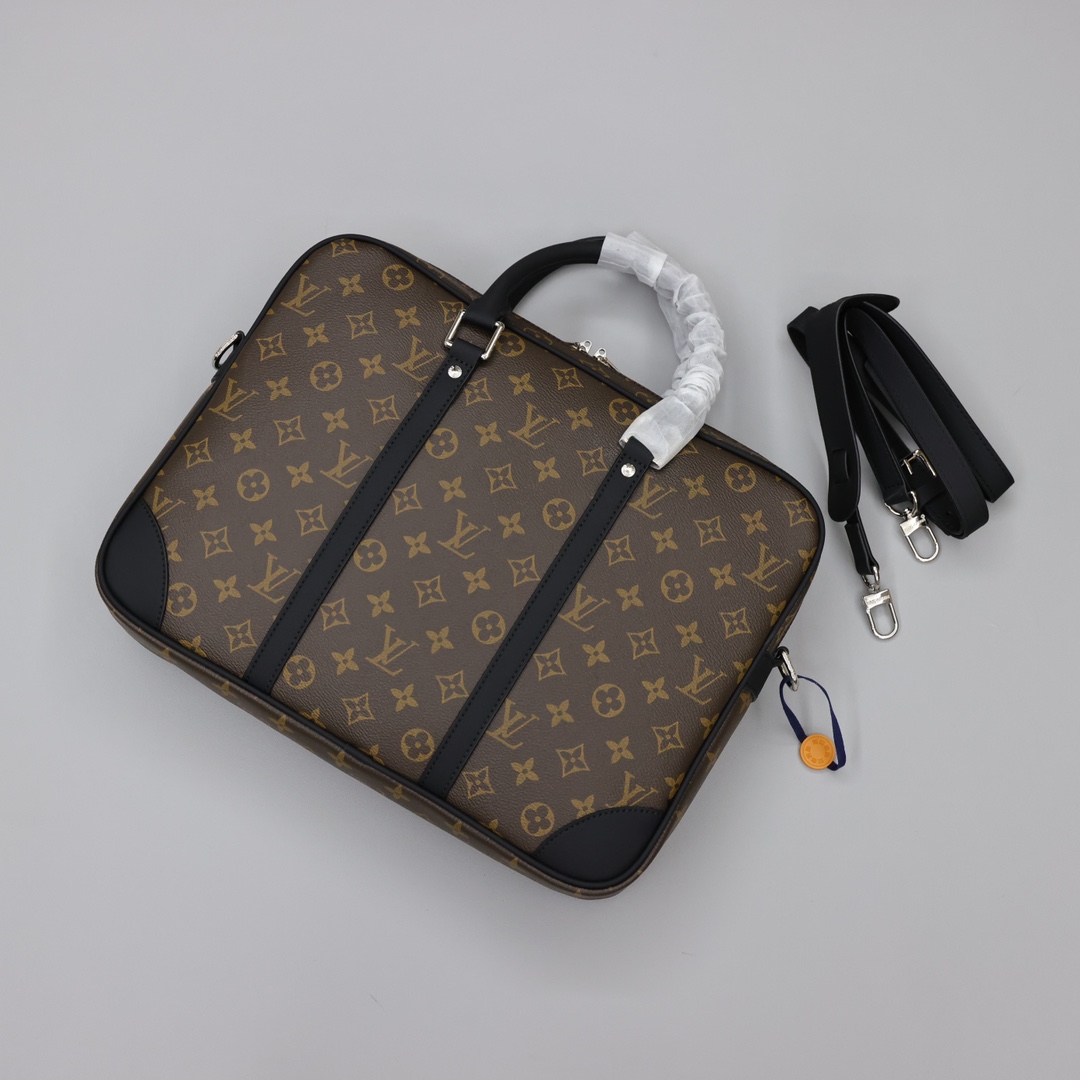 LV男士公文包 老花 PORTE-DOCUMENTS VOYAGE 公文包,粗犷的Damier Graphite格纹帆布赋予此款Porte-Documents Voyage公文包别样的个性魅力,光滑的皮革饰边与宽敞的内部空间,奢华与实用的理想结合. 规格:35*27*6cm