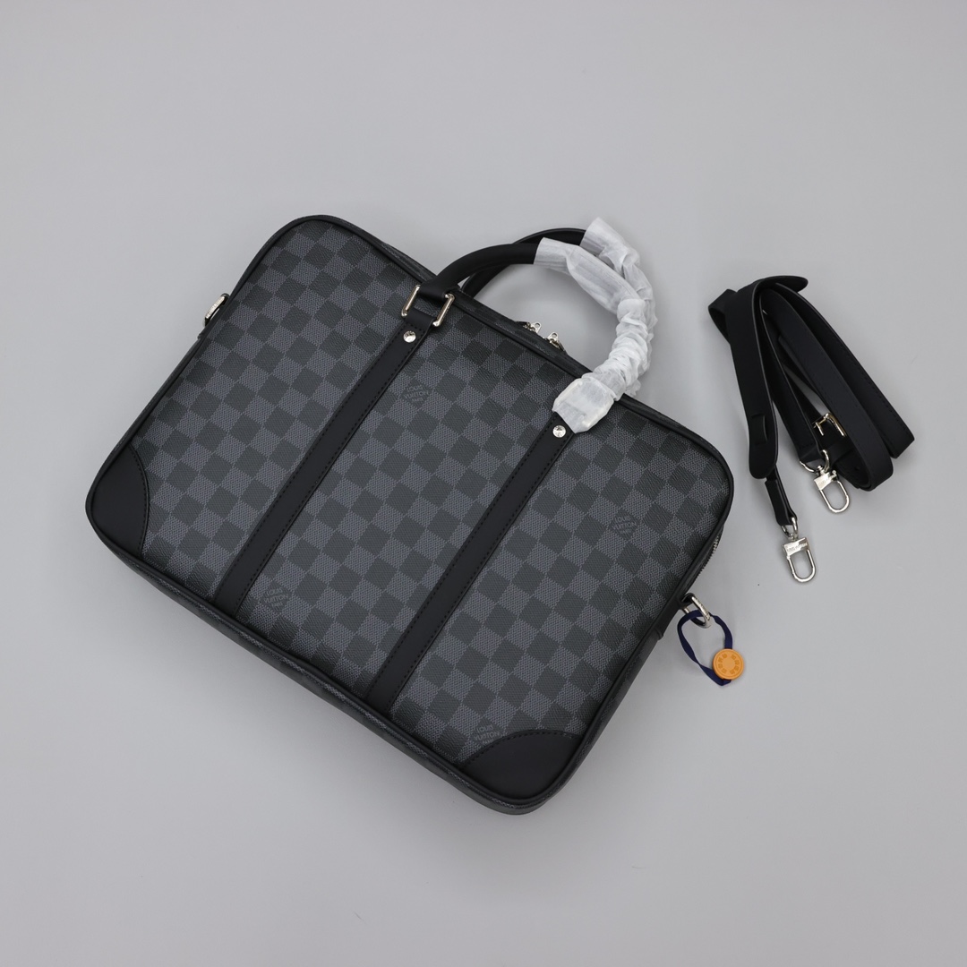 LV男士公文包 黑格 PORTE-DOCUMENTS VOYAGE 公文包,粗犷的Damier Graphite格纹帆布赋予此款Porte-Documents Voyage公文包别样的个性魅力,光滑的皮革饰边与宽敞的内部空间,奢华与实用的理想结合. 规格:35*27*6cm