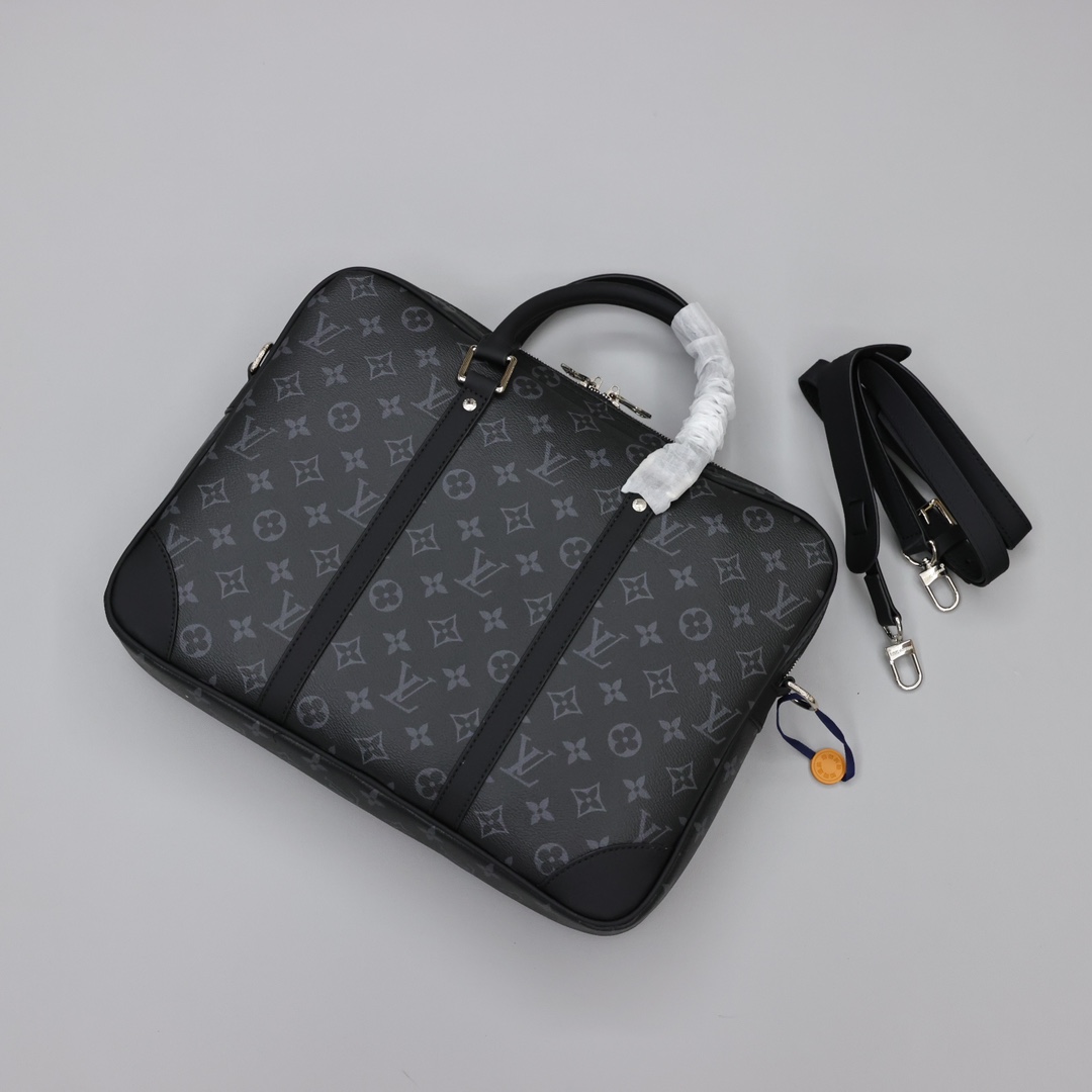 LV男士公文包 黑花 PORTE-DOCUMENTS VOYAGE 公文包,粗犷的Damier Graphite格纹帆布赋予此款Porte-Documents Voyage公文包别样的个性魅力,光滑的皮革饰边与宽敞的内部空间,奢华与实用的理想结合. 规格:35*27*6cm