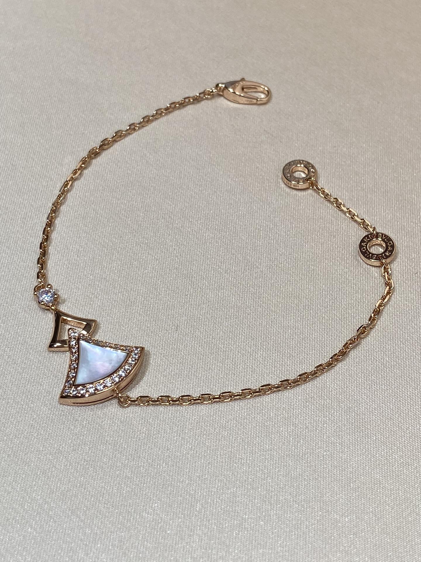 NO:635969,88260, every angle fits the metal part perfectly, it is very shiny, our rose gold is also very close to the store color, the original chain buckle, you will feel so good when you receive it!  After polishing, the chain has a super soft texture that looks like real gold!  Deep sea white butterfly shell, Cartier high-end jewelry1986090988260,每个角度都完美贴合金属部分,很有光泽感,我们的玫瑰金也很接近专柜色,原版链扣,收到你就会觉得有多赞！链子抛光后超柔和质感类似真金！深海白蝶贝,,卡迪亚高端饰品,Jewelry