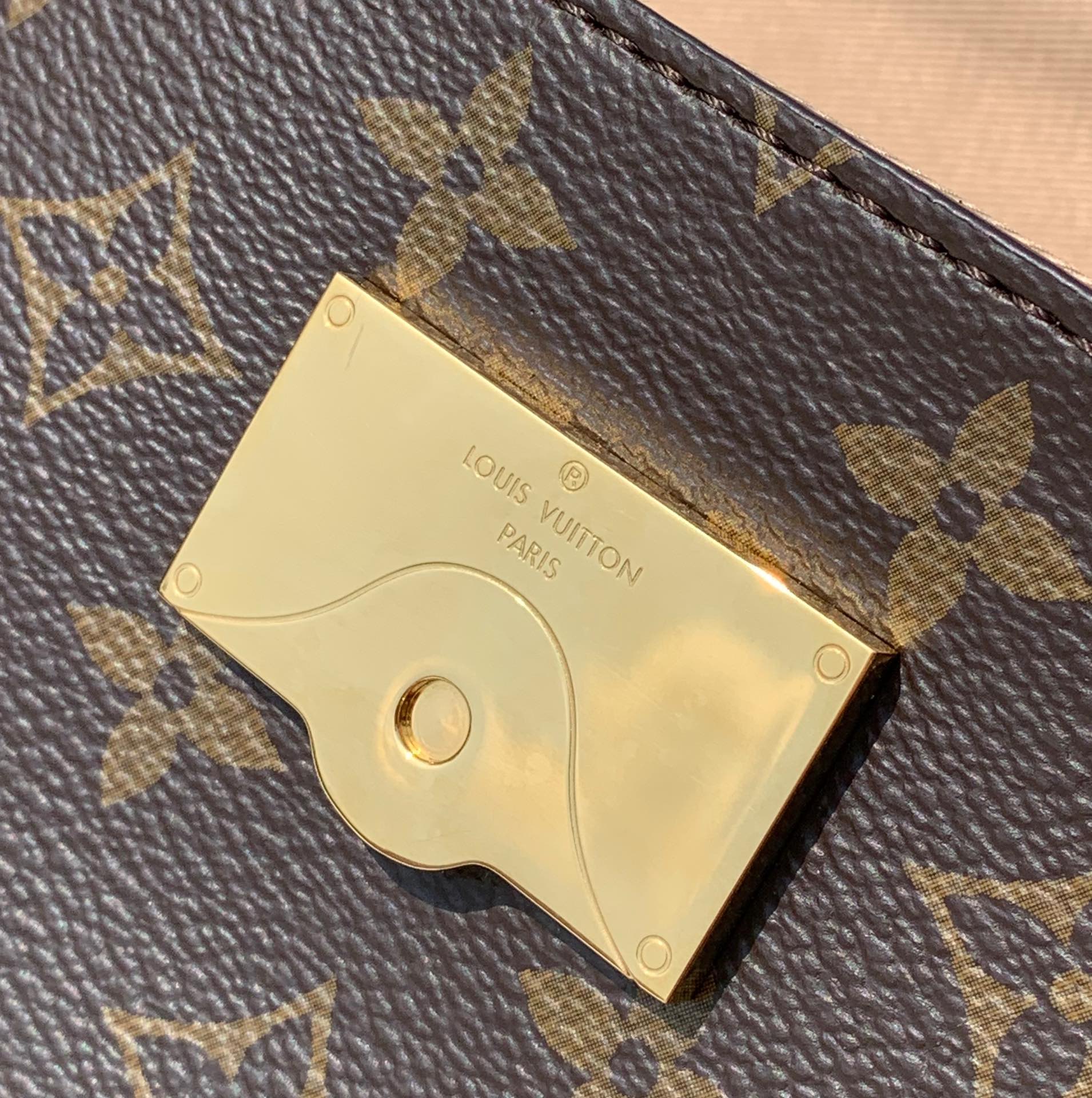 🌼尺寸20×16×7.5cm🇭🇰香港贸易公司订单！不消停的Lv 又出来一款爆款，M46055Cluny 