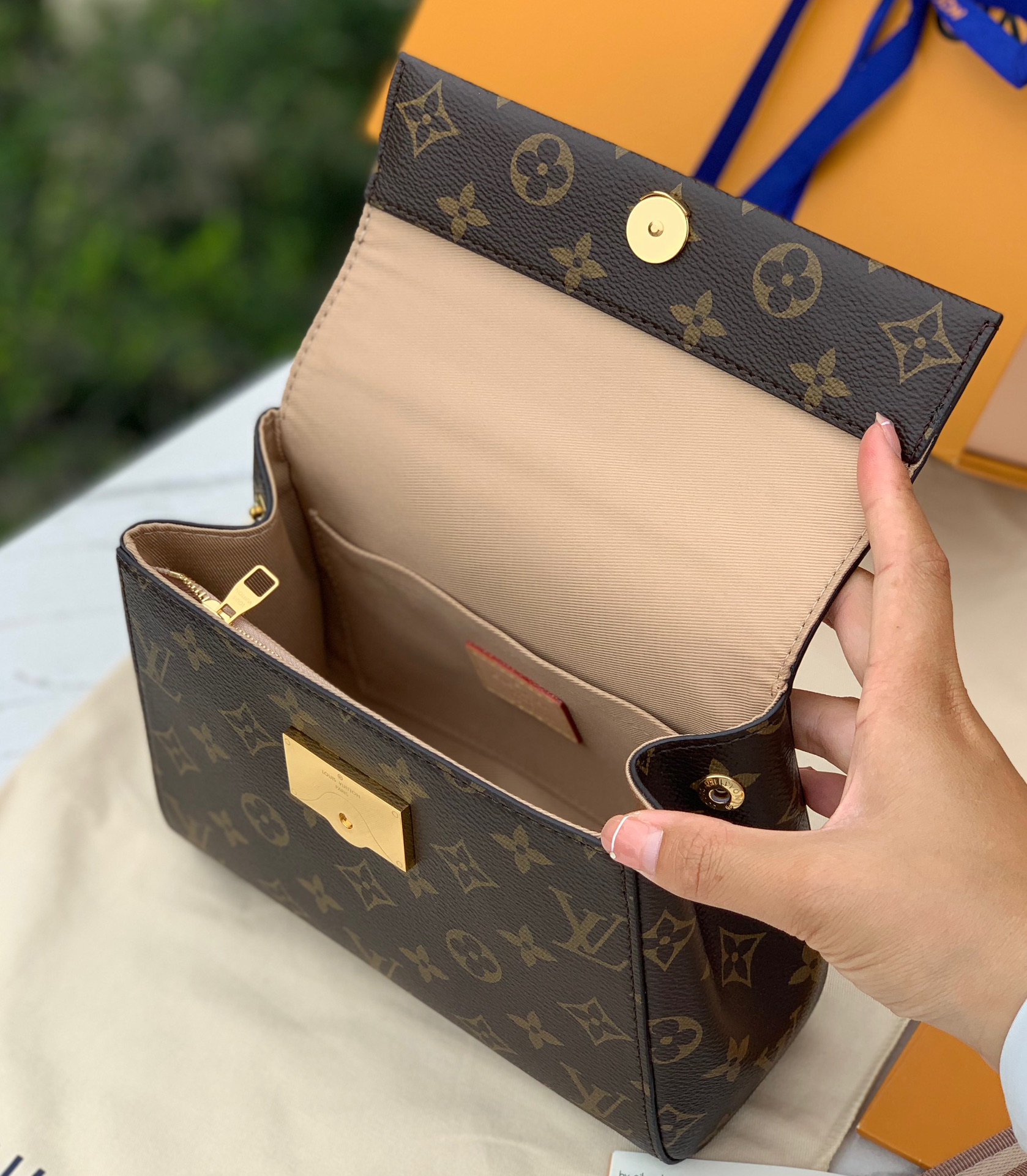 🌼尺寸20×16×7.5cm🇭🇰香港贸易公司订单！不消停的Lv 又出来一款爆款，M46055Cluny 