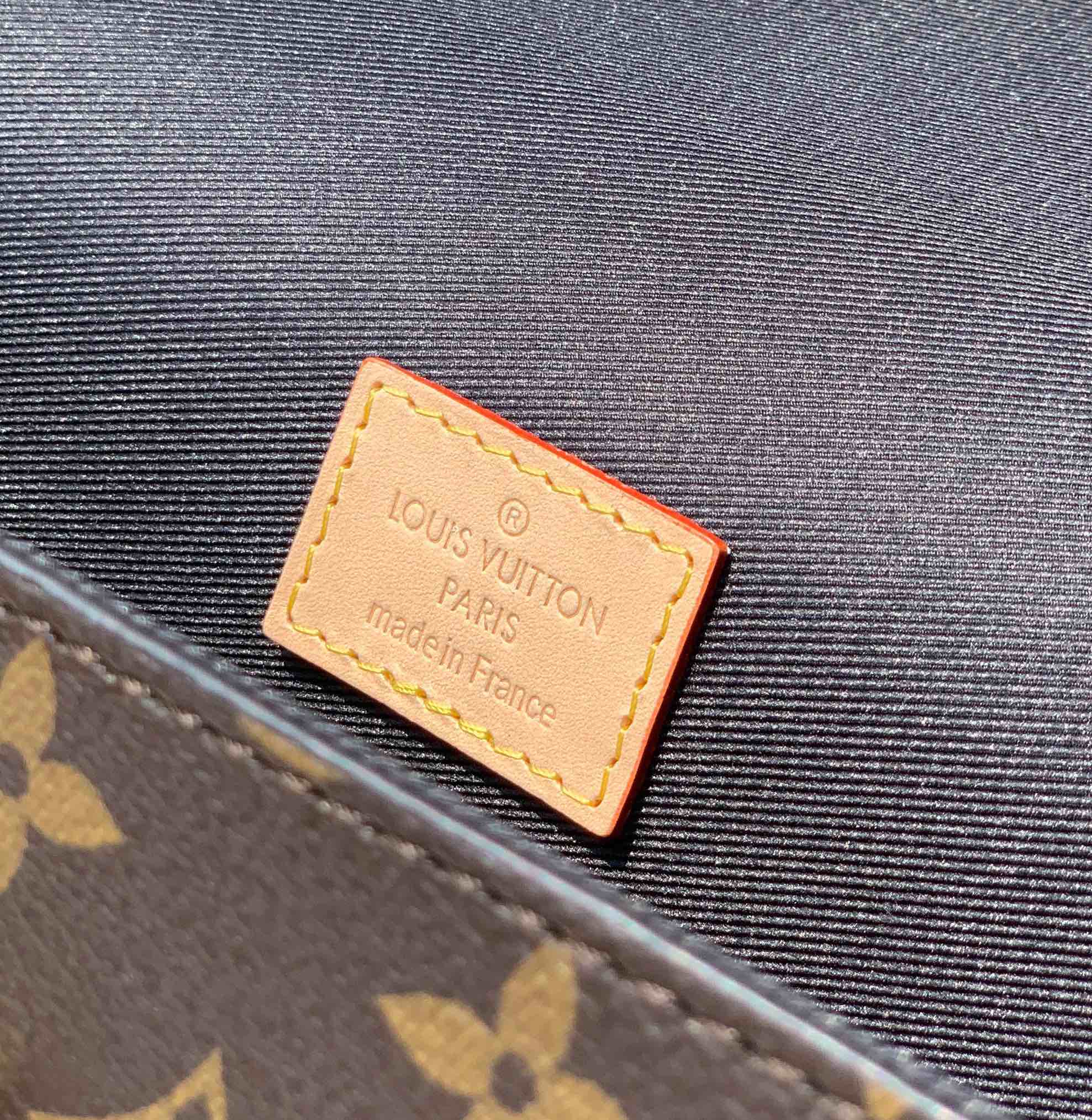 🌼 m46372 尺寸28x20x10 cm 🇭🇰香港贸易公司订单！这款虽然冷门 ，但是也是不错的选择 