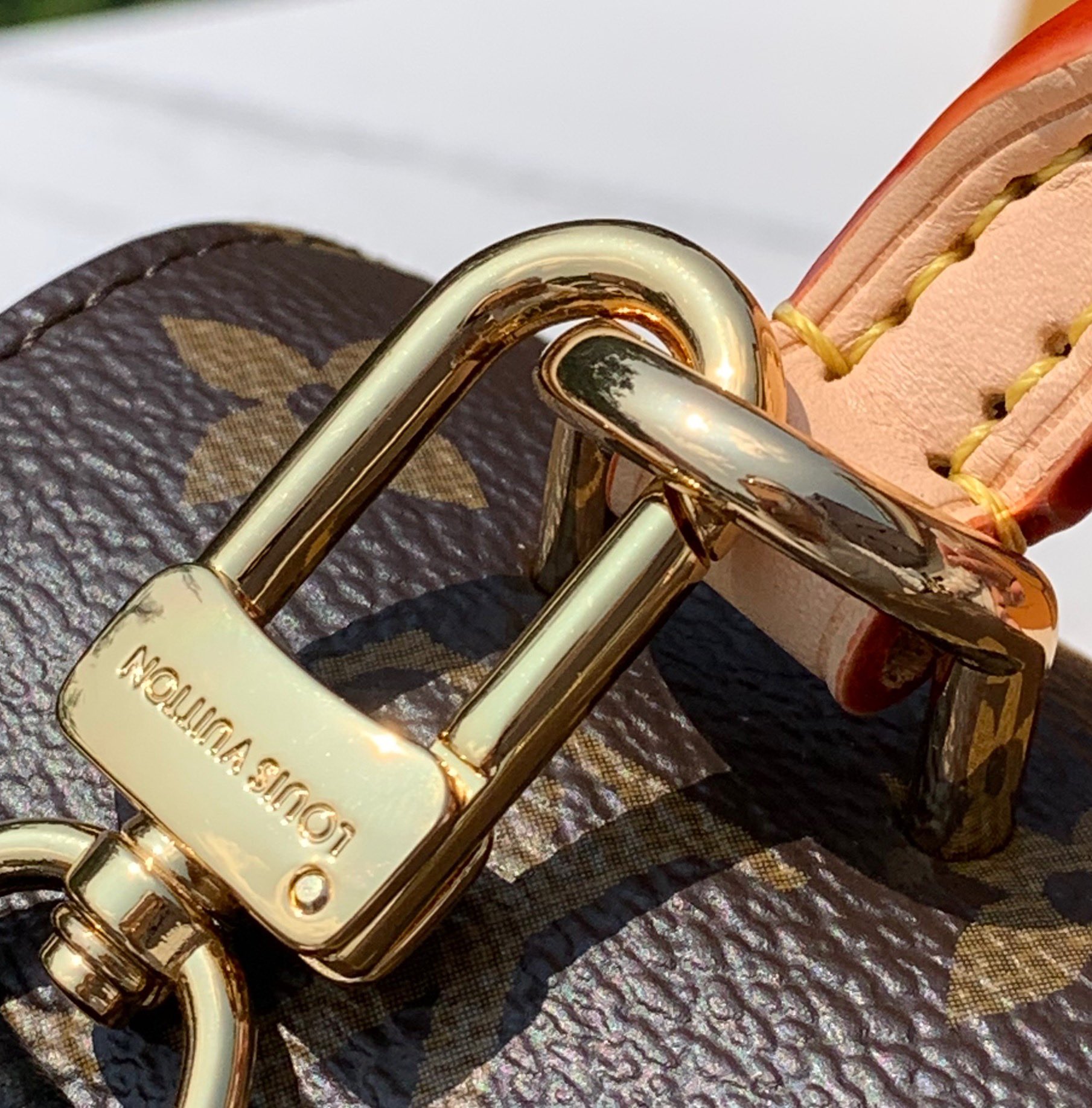 🌼 m46372 尺寸28x20x10 cm 🇭🇰香港贸易公司订单！这款虽然冷门 ，但是也是不错的选择 