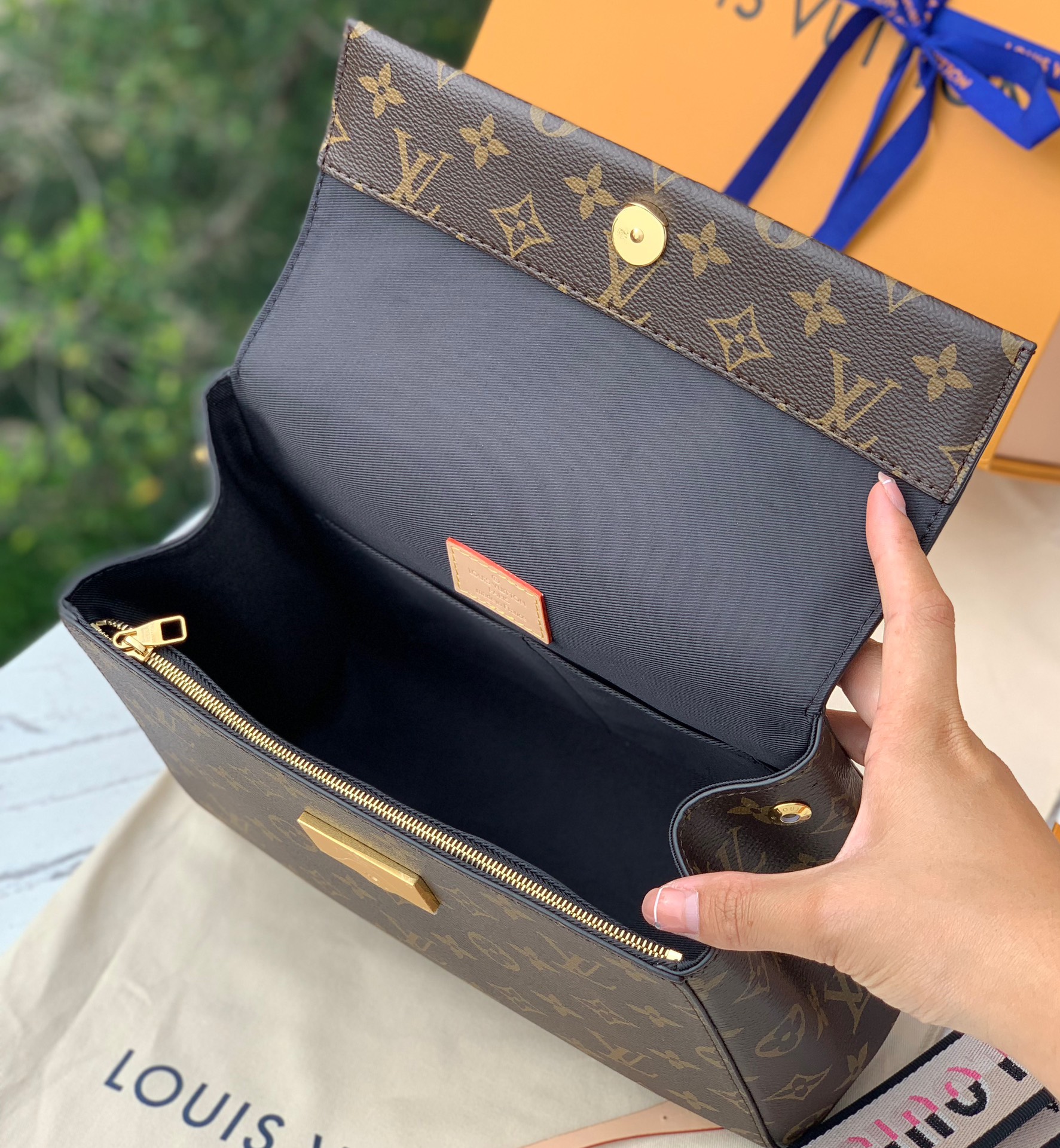 🌼 m46372 尺寸28x20x10 cm 🇭🇰香港贸易公司订单！这款虽然冷门 ，但是也是不错的选择 