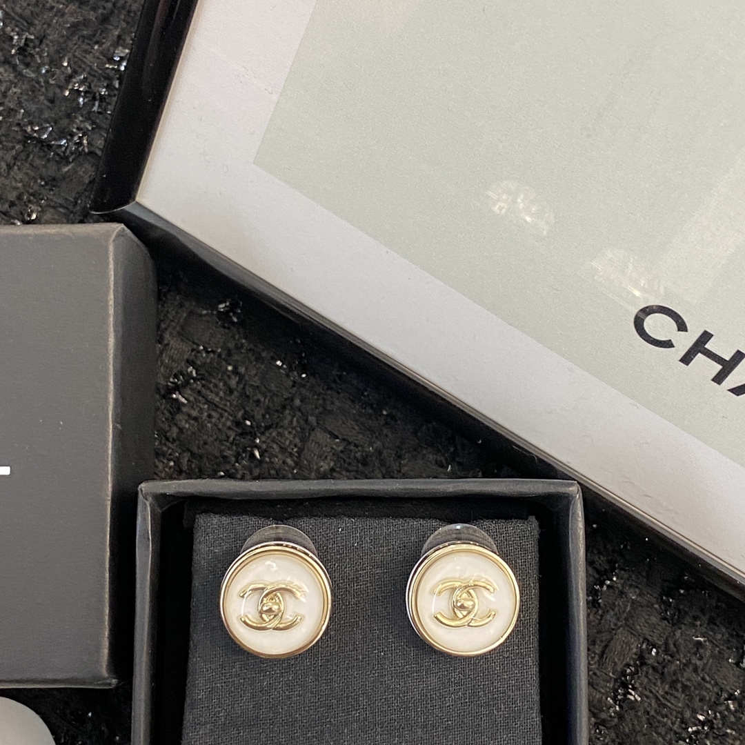 【原版开模】编码CE053(专柜🆕版)  
🛍香奈儿耳钉热销款🔥热上新🆕🆕🆕
😎CHAN 23 白色圆形