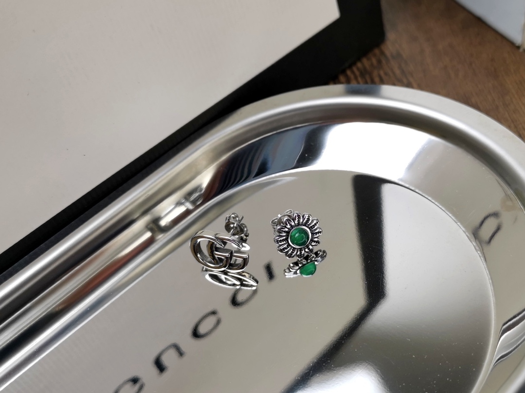 P75
 Gucci古驰[色][色] AB款双G字母祖母绿花朵耳钉🎉一只耳环为品牌经典双G图案，另一只为花朵造型，中间镶嵌绿色葡萄石[嘴唇]🌹爆款🔥  925银耳针防过敏 潮人必入p