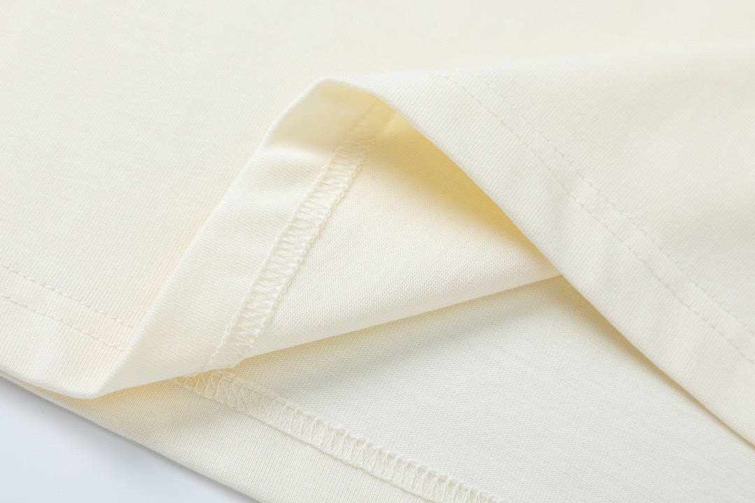 MP#G0061 300克紧密双纱面料 Gucci古驰联名巴黎世家24SS 立体感印花短袖T恤 原版面料 官方同款 2024SS新款BBR短袖T恤 面料:采用32支300克精棉双纱面料,不起球 不缩水 不褪色,同缸定染32支双股1×1螺纹 面料舒适亲肤无异感 螺纹纹路粗细程度跟原版一致! 印花:采用国标EO级环保高功率印花,大面积手感超棒的平纹透气印花,手感柔软透气 牢度高,且不易脱落/变形! 做工:后颈采用双链条车线,针车牢固紧实 肩部双层荷叶边压线 耗时耗力,做工精致! 定制Y版一致包装袋/主标/吊牌/水洗/包装纸/贴纸 安排到位! 颜色: 黑色 杏色