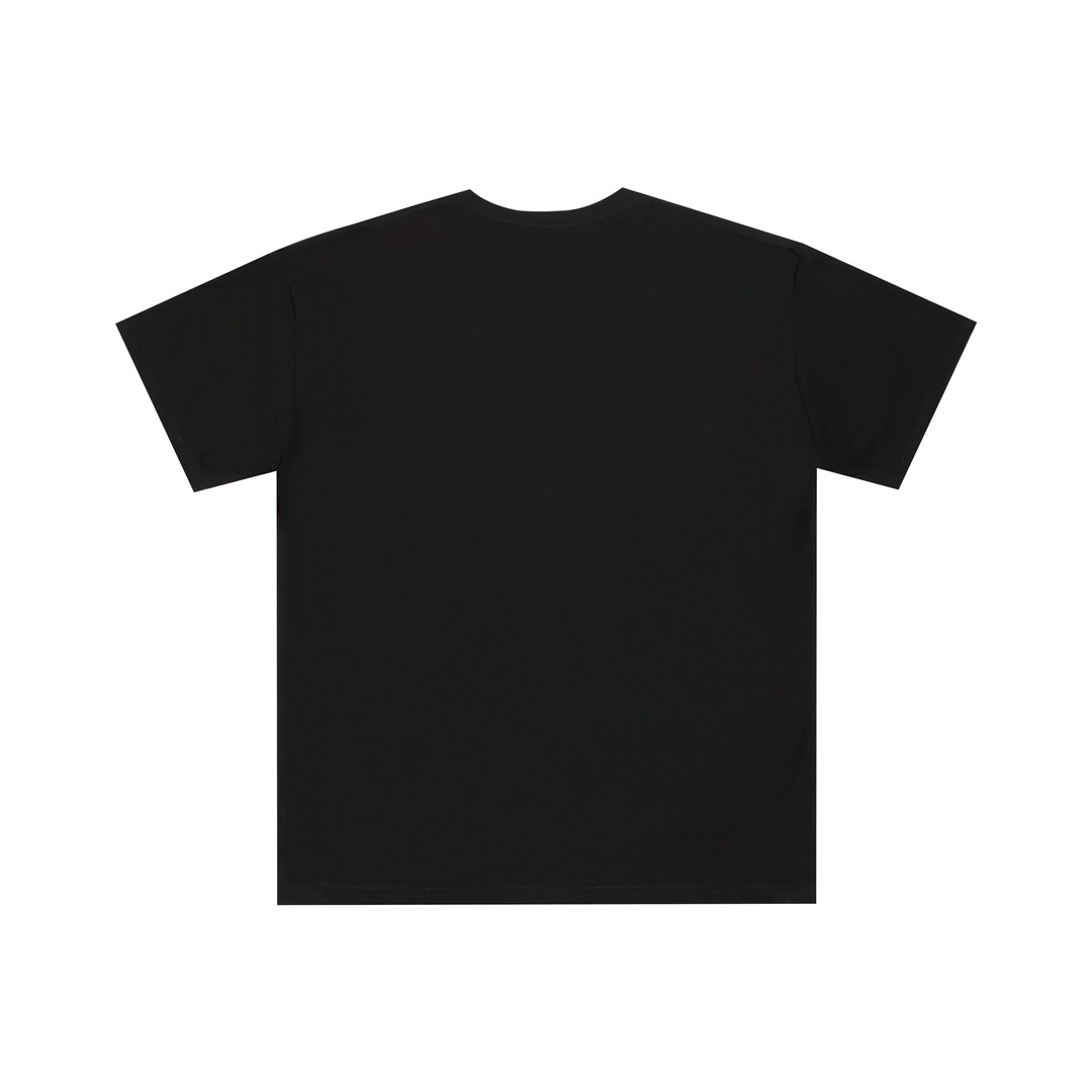 MP#G0061 300克紧密双纱面料 Gucci古驰联名巴黎世家24SS 立体感印花短袖T恤 原版面料 官方同款 2024SS新款BBR短袖T恤 面料:采用32支300克精棉双纱面料,不起球 不缩水 不褪色,同缸定染32支双股1×1螺纹 面料舒适亲肤无异感 螺纹纹路粗细程度跟原版一致! 印花:采用国标EO级环保高功率印花,大面积手感超棒的平纹透气印花,手感柔软透气 牢度高,且不易脱落/变形! 做工:后颈采用双链条车线,针车牢固紧实 肩部双层荷叶边压线 耗时耗力,做工精致! 定制Y版一致包装袋/主标/吊牌/水洗/包装纸/贴纸 安排到位! 颜色: 黑色 杏色