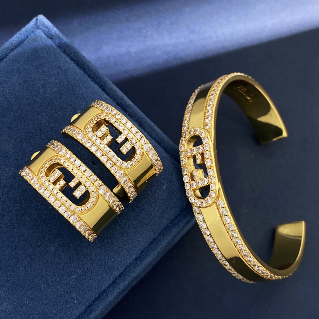 FENDI C-Shaped Double F-Lettered Bracelet in Gold Plated Brass, Size 6.2cm. - 图片 3
