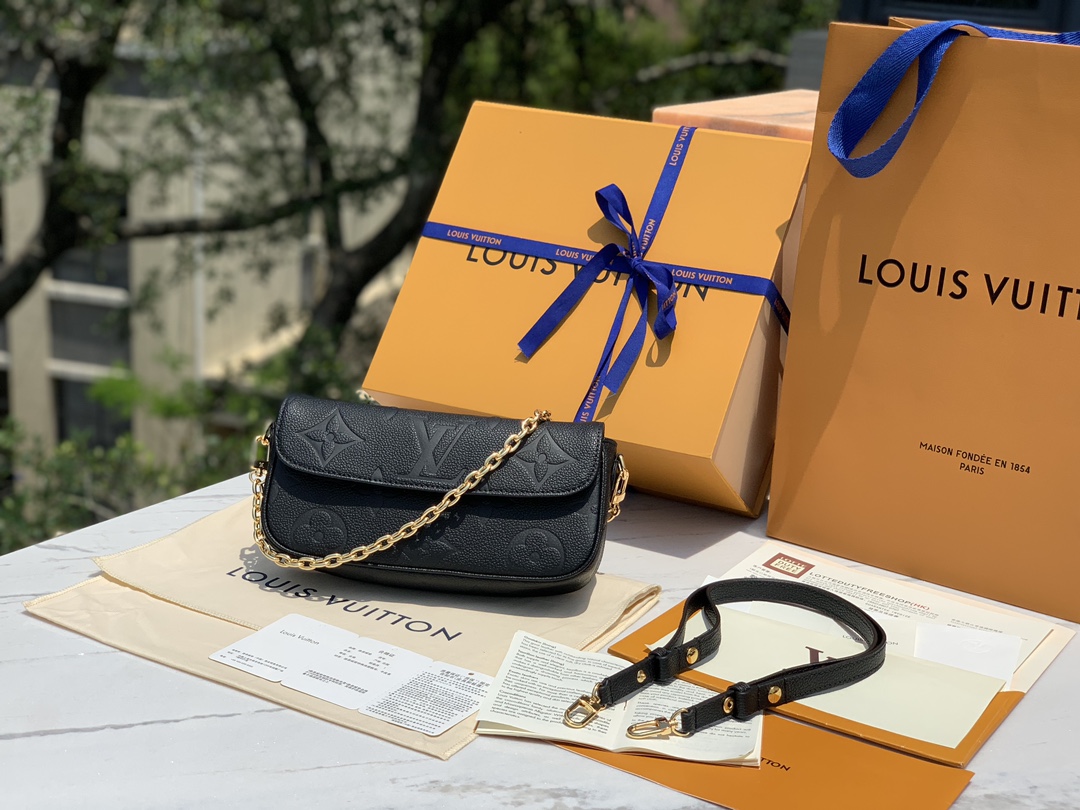 非市场普通货 进口皮料半钢五金 m82210尺寸23.5×12×4.3cm🇭🇰香港贸易公司订单！Lv 全