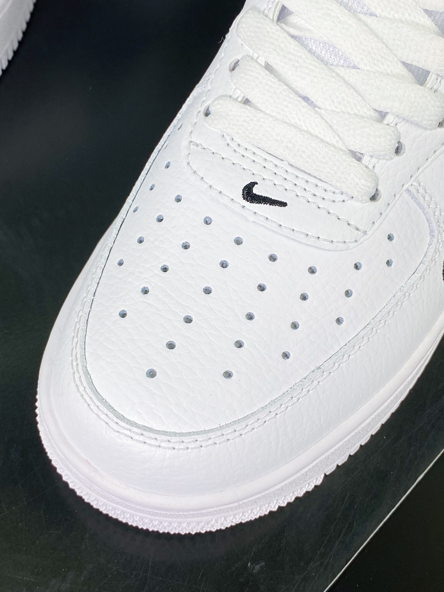 220 Air Force 1 ′07 LV8 Low Premium"Cut Out/White/Blue Mini Swoosh"空军一号板鞋“皮革白黑多小钩3M钩”FB8971-100