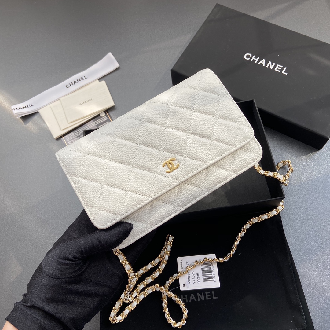 按扣小香进口意大利小牛皮货号:A33814尺寸:w20h13d3.5cm颜色:白色金色钢唛