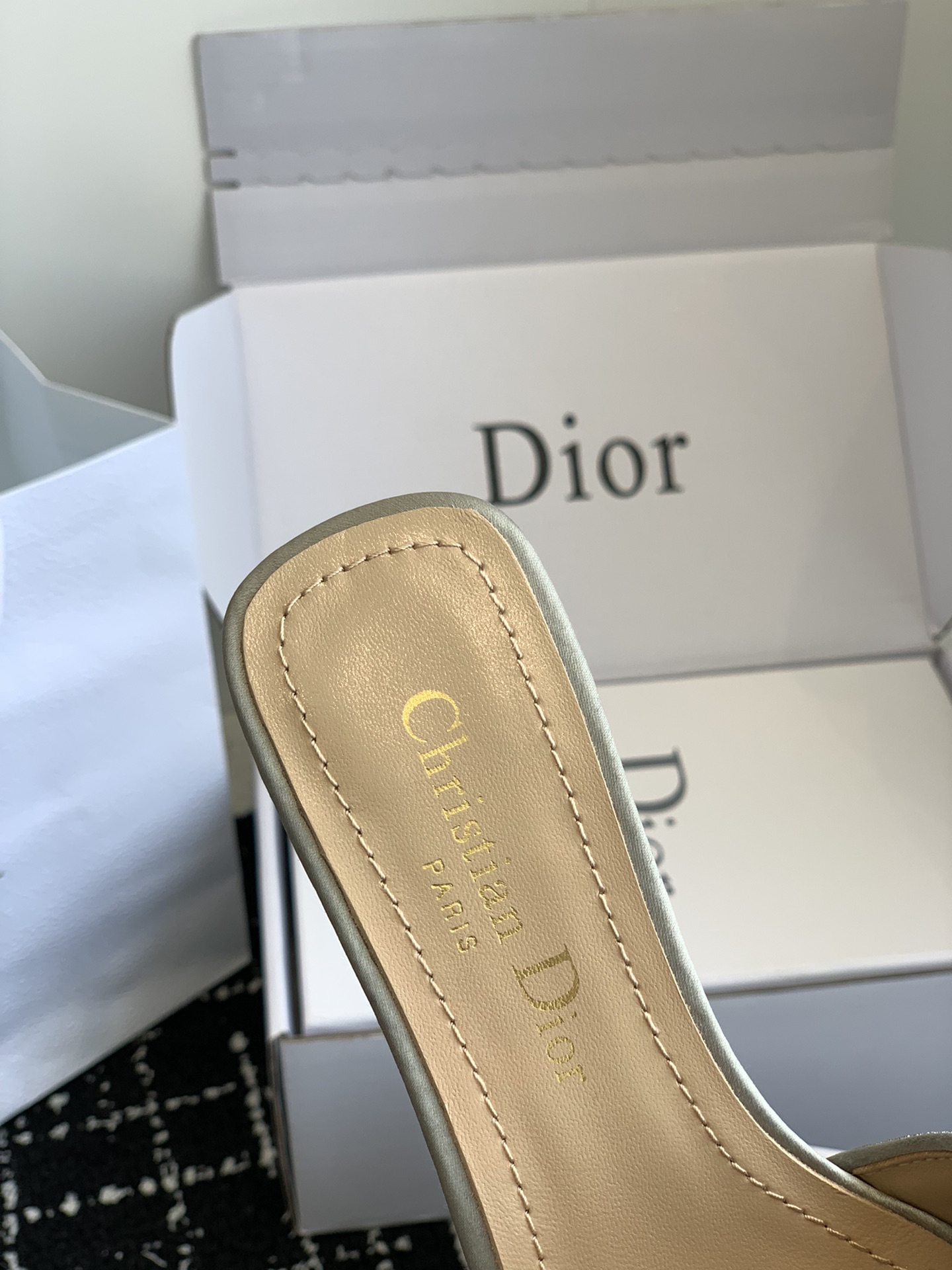 带飞机盒Dior23*官网同步真丝烫钻拖鞋这款Dway棉质带根凉拖融入现代风格重新诠释经典单品采用真丝缎