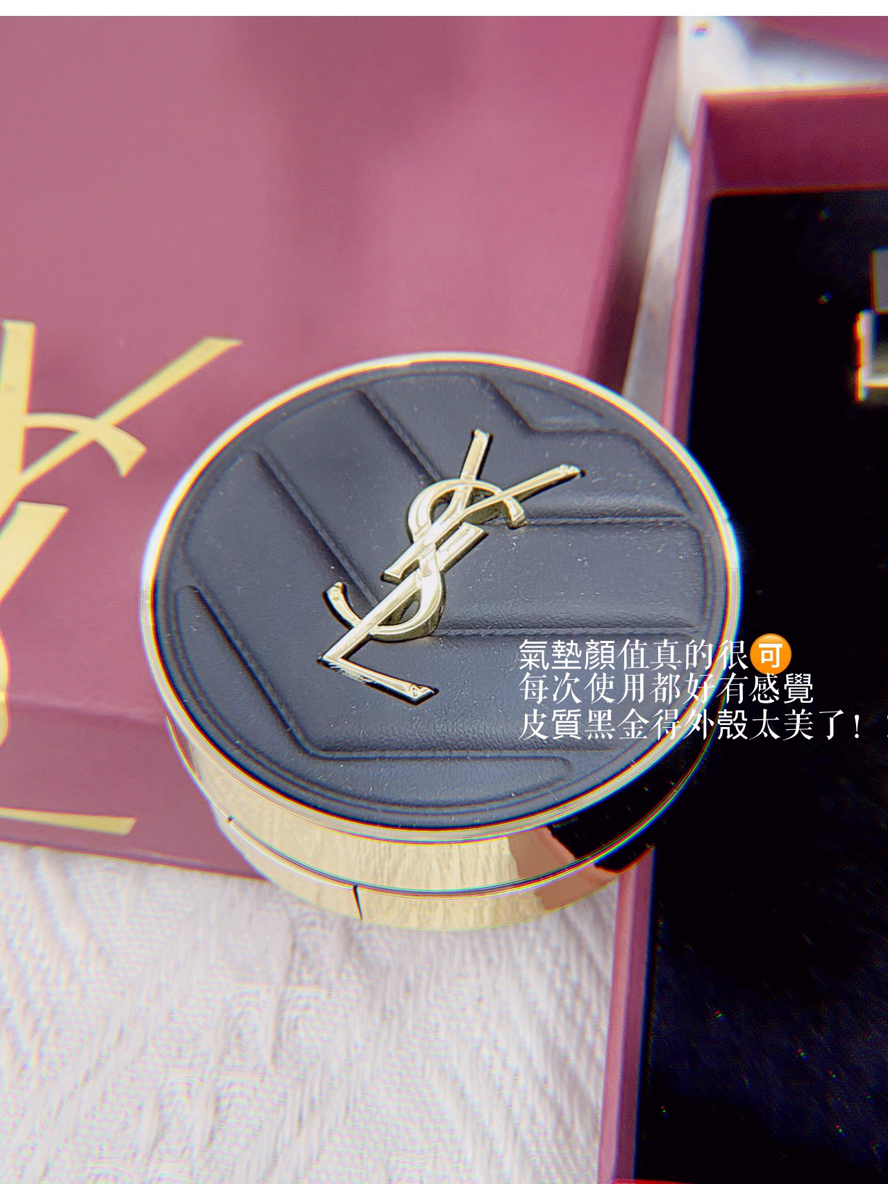 💰130 气垫粉质细腻零妆感
▪口红哑光丝滑 很显肤色
气垫套盒里的YSL小金条21
颜色超正!浓郁显白的复古正红
不挑皮,狠适合偏黄的亚洲肤色!
圣罗兰皮革气垫 B10
粉质细腻,轻薄透气 妆效是哑光感
圣罗兰黑金套装520 情人节送礼必备!