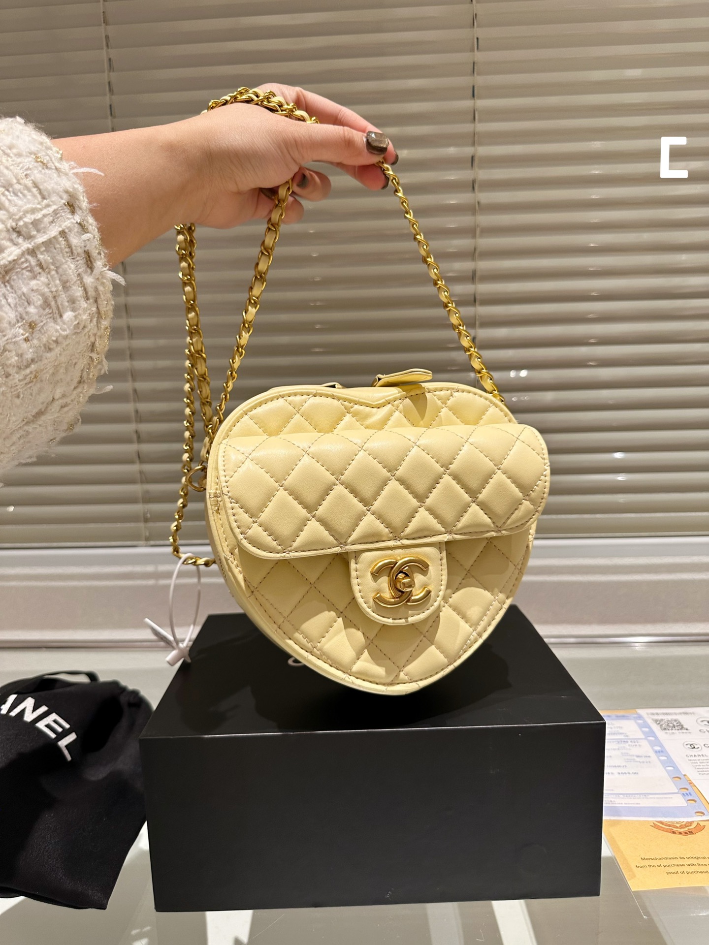 Chanel Heart Bag: Limited Edition, Quilted Leather, Gold Hardware, 16cm 3 i1683284719 1568 1