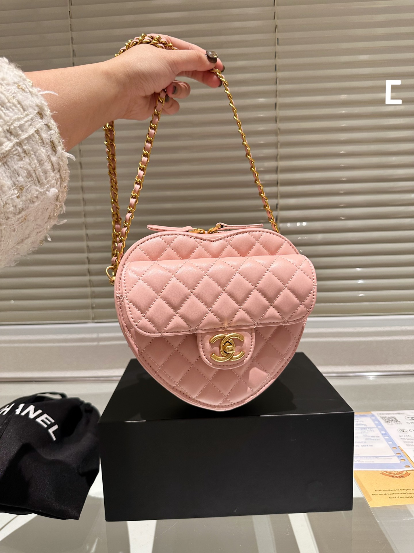 Chanel Heart Bag: Limited Edition, Quilted Leather, Gold Hardware, 16cm 6 i1683284719 3789 4