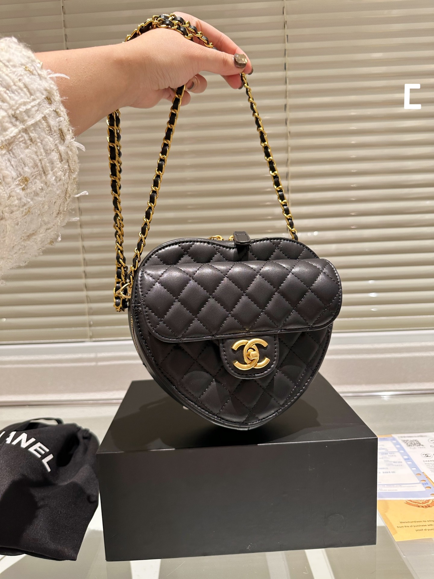Chanel Heart Bag: Limited Edition, Quilted Leather, Gold Hardware, 16cm 5 i1683284719 3936 3