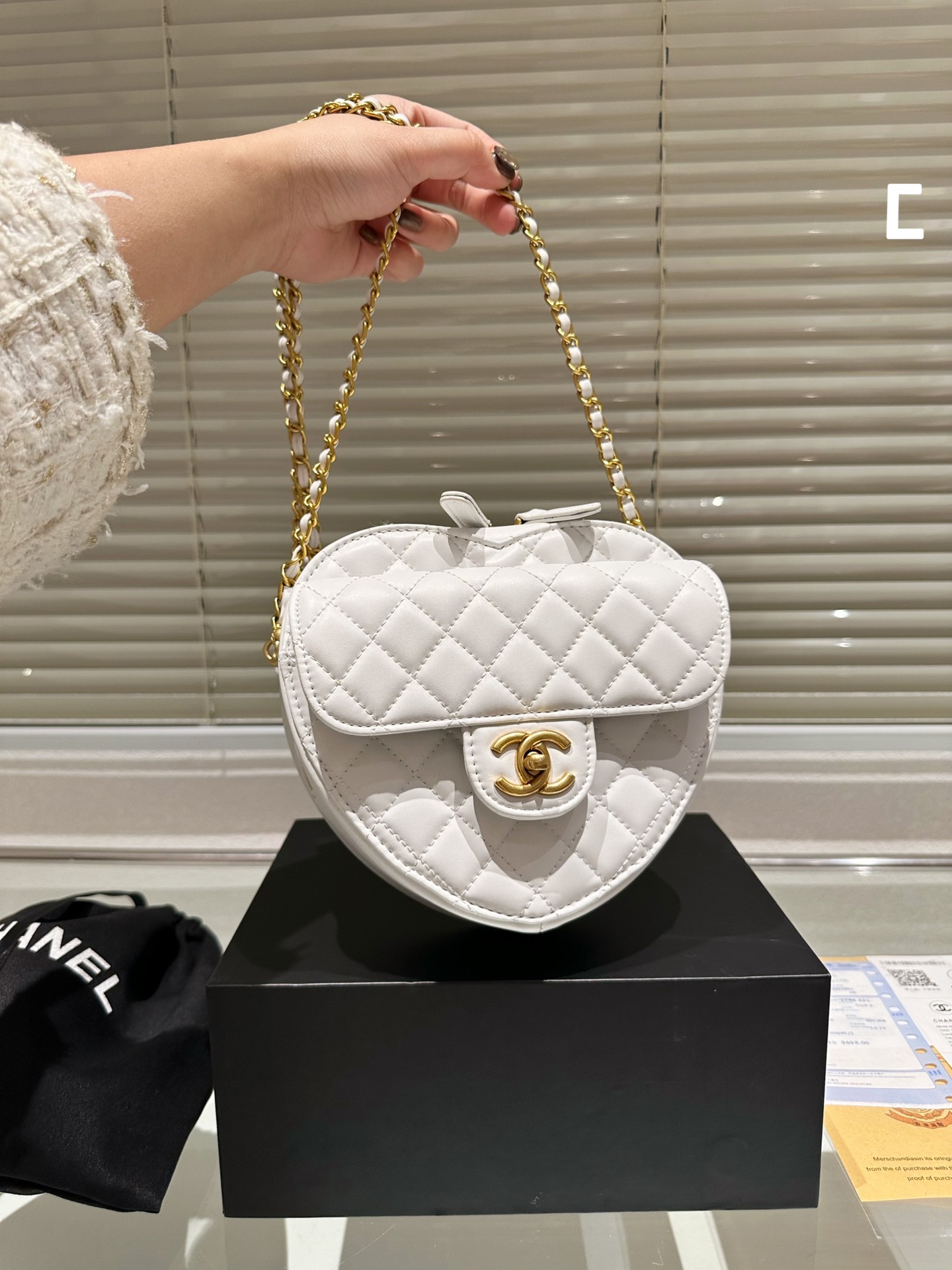 Chanel Heart Bag: Limited Edition, Quilted Leather, Gold Hardware, 16cm 4 i1683284719 5168 2