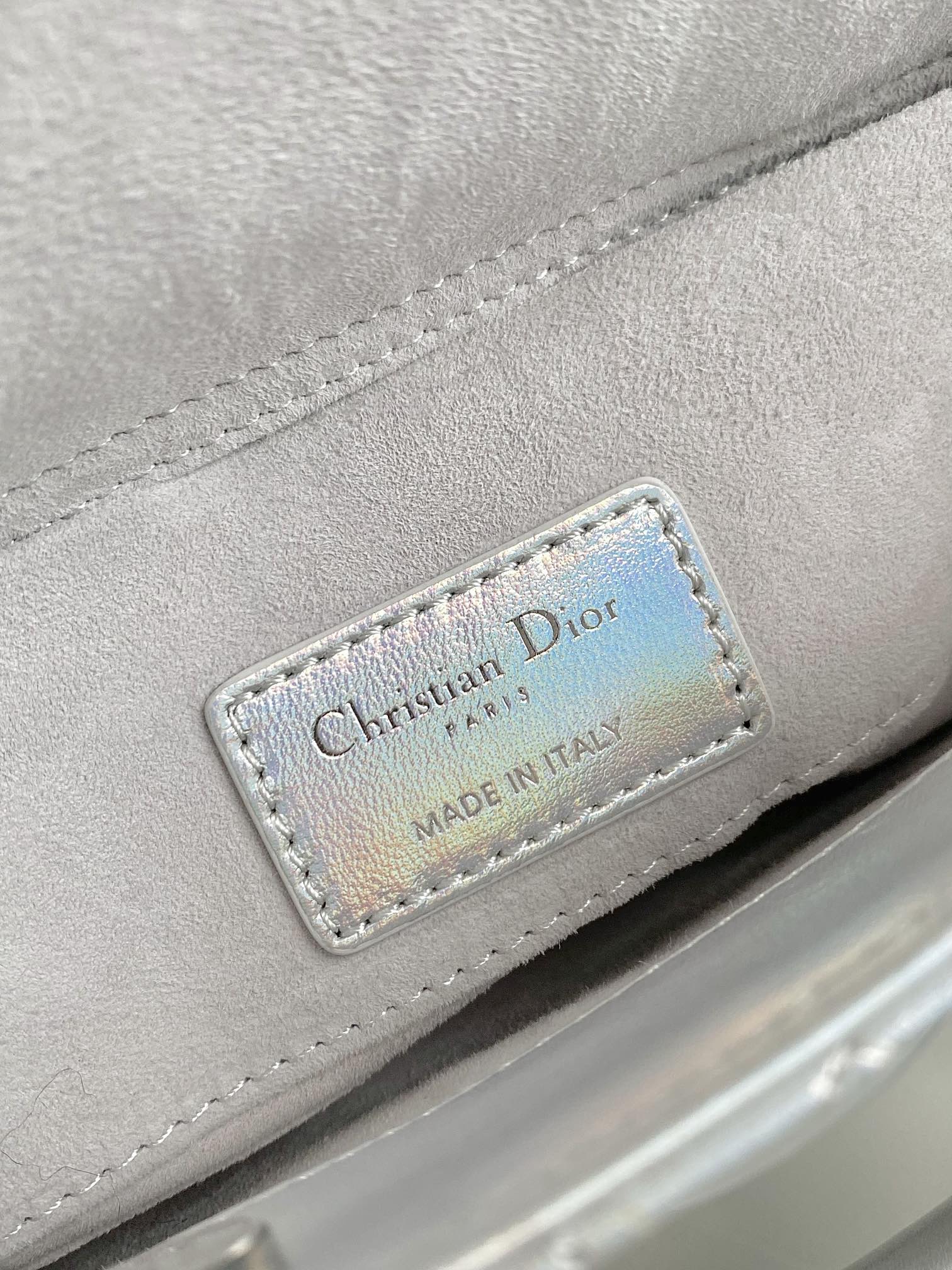 Dior 𝗗-𝗝𝗼𝘆 𝗯𝗮𝗴23新色