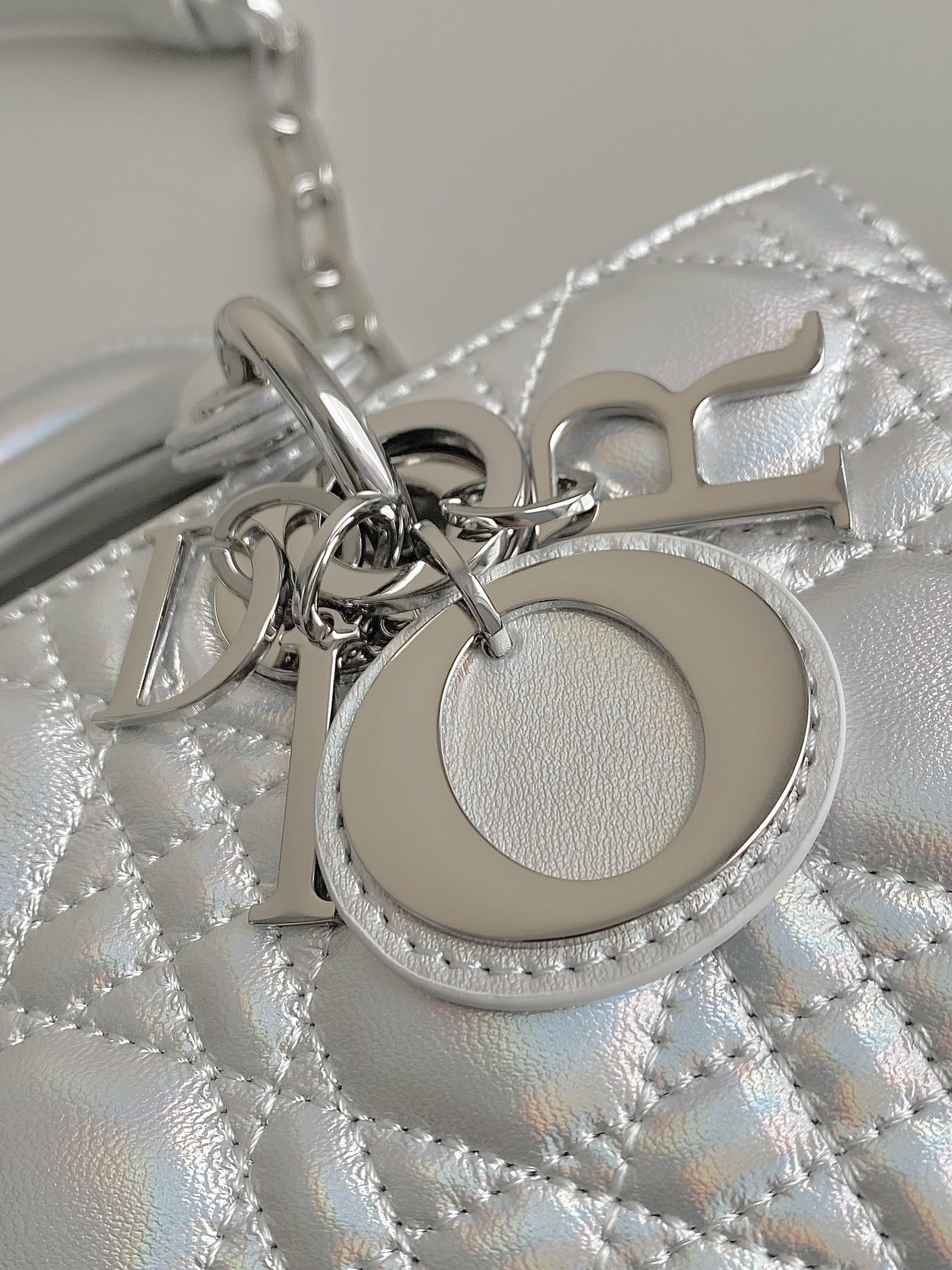Dior 𝗗-𝗝𝗼𝘆 𝗯𝗮𝗴23新色