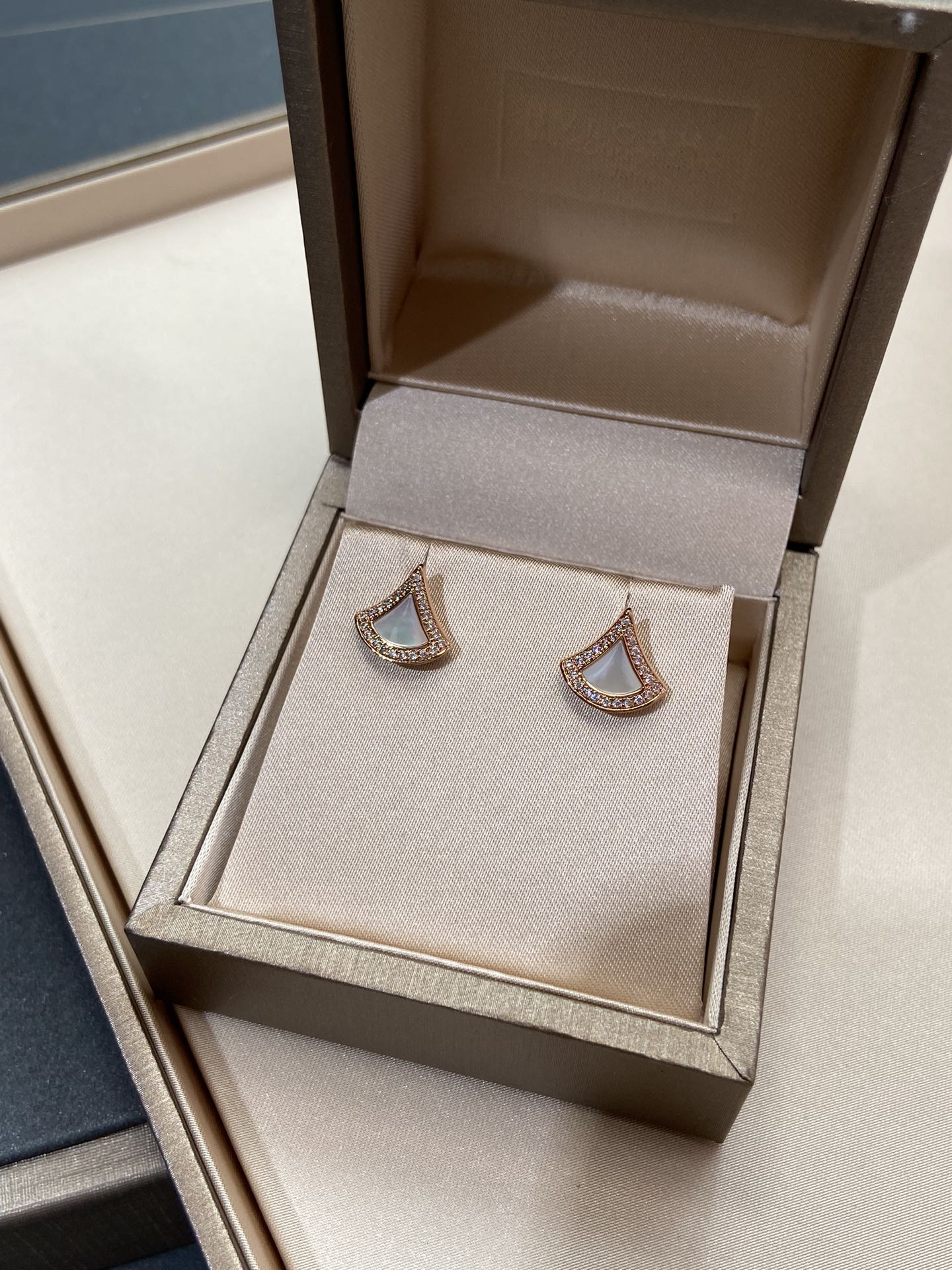 NO:720292,Small skirt earrings, real gold and diamonds can be customized. DIVAS' DREAM series 18K rose gold earrings are a subtle interpretation of Italian style, paying tribute to charming women with a unique Roman spirit. Inspired by the elegance of women, the unique iconic element of using pavé diamonds to outline the fan-shaped outline of mother-of-pearl is combined with the mosaic pattern of the Baths of Caracalla in Rome, praising the timeless beauty.  The whole body is made of V gold plating with 0.5mm thick gold plating, which keeps the color longer. Baibei 88250, skirts, Cartier high-end jewelry19860909小裙子耳钉,可订做真金真钻 DIVAS' DREAM系列18K玫瑰金耳钉,精妙演绎意大利风情,以独特的罗马精神向魅力女性致敬.由女性的优雅气质汲取灵感,以密镶钻石勾勒珍珠母贝扇形轮廓独树一帜的标志性元素结合罗马卡拉卡拉大浴场的马赛克图案,礼赞隽永之美. 通体采用V金电镀0.5咪厚金厚金电镀,保色程度更久. 白贝 88250,,skirts,卡迪亚高端饰品,Jewelry