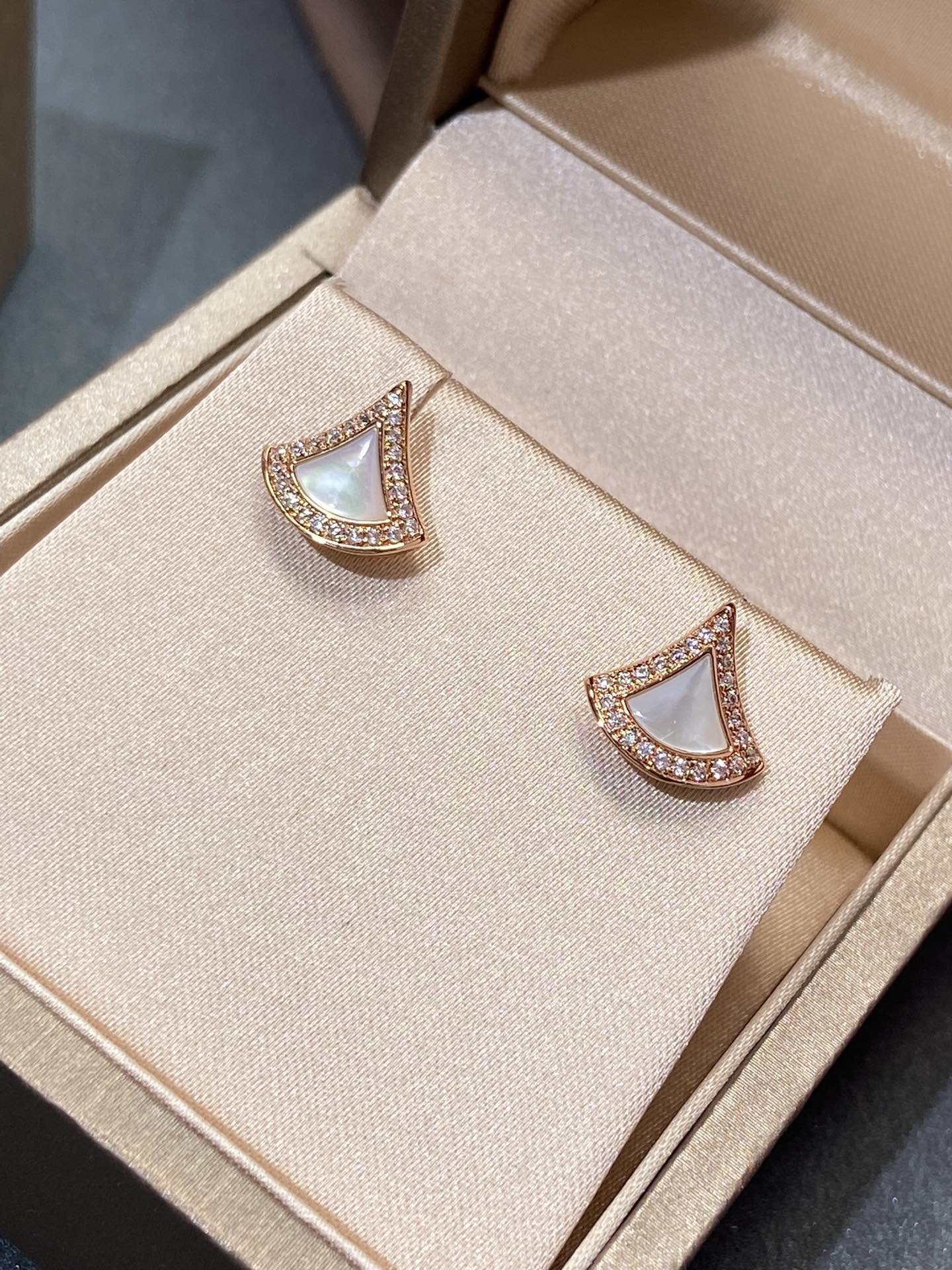Bvlgari 精工版本 Bvlgari 宝格丽项链diva系列 白贝母裙子耳钉 扇形 款 由女性的优雅气质汲取灵感