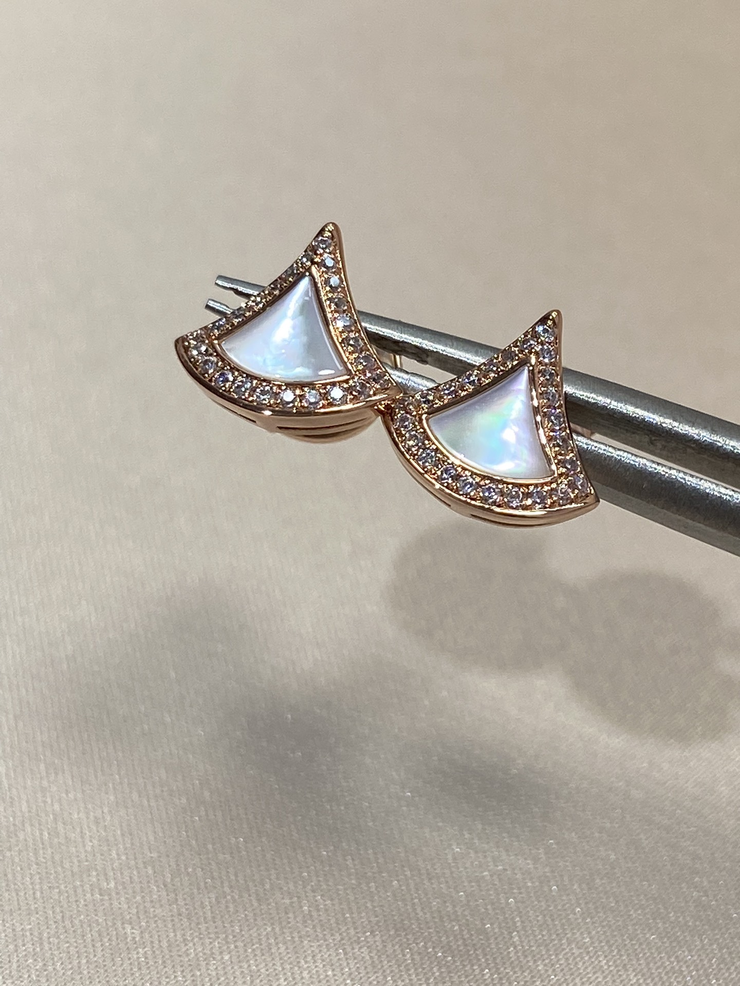 Bvlgari 精工版本 Bvlgari 宝格丽项链diva系列 白贝母裙子耳钉 扇形 款 由女性的优雅气质汲取灵感