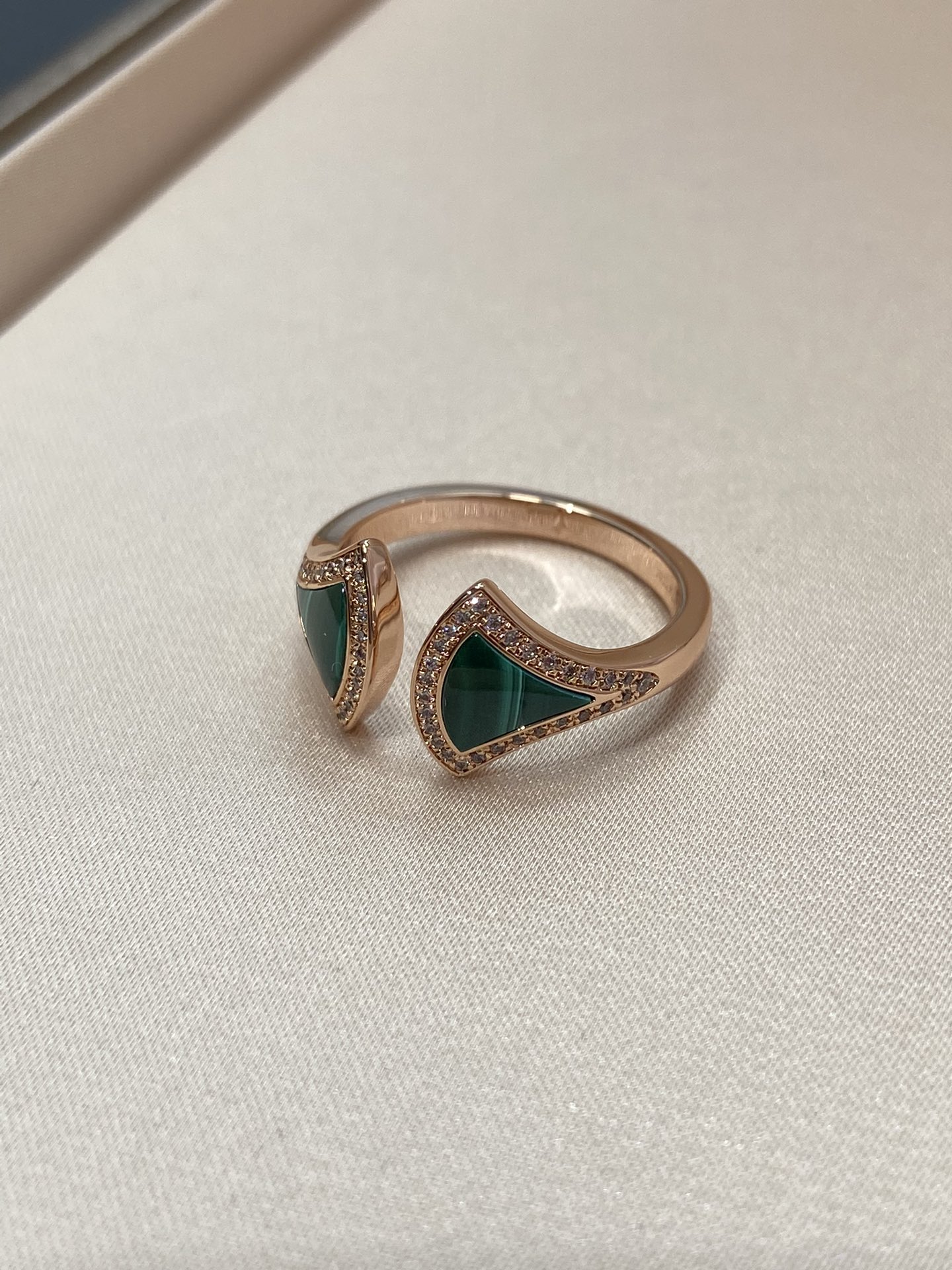 NO:633369,Small skirt high-quality natural malachite ring DIVAS' DREAM series 18K rose gold ring, a subtle interpretation of Italian style, paying tribute to charming women with a unique Roman spirit. Inspired by the elegance of women, the fan-shaped outline of mother-of-pearl is outlined with pavé diamonds. The unique iconic element combines with the mosaic pattern of the Baths of Caracalla in Rome to praise the timeless beauty. The whole body is V-gold thick 0.5mm electroplated, and the color retention is longer. Number of yards  Deep sea white butterfly shell 88250 high quality natural malachite 88260,,skirts,ring,Cardia high-end jewelry19860909小裙子优质天然孔雀石戒指DIVAS' DREAM系列18K玫瑰金戒指,精妙演绎意大利风情,以独特的罗马精神向魅力女性致敬.由女性的优雅气质汲取灵感,以密镶钻石勾勒珍珠母贝扇形轮廓独树一帜的标志性元素结合罗马卡拉卡拉大浴场的马赛克图案,礼赞隽永之美. 通体V金厚金0.5咪电镀,保色程度更久.码数 深海白蝶贝88250 优质天然孔雀石 88260,,skirts,ring,卡迪亚高端饰品,Jewelry