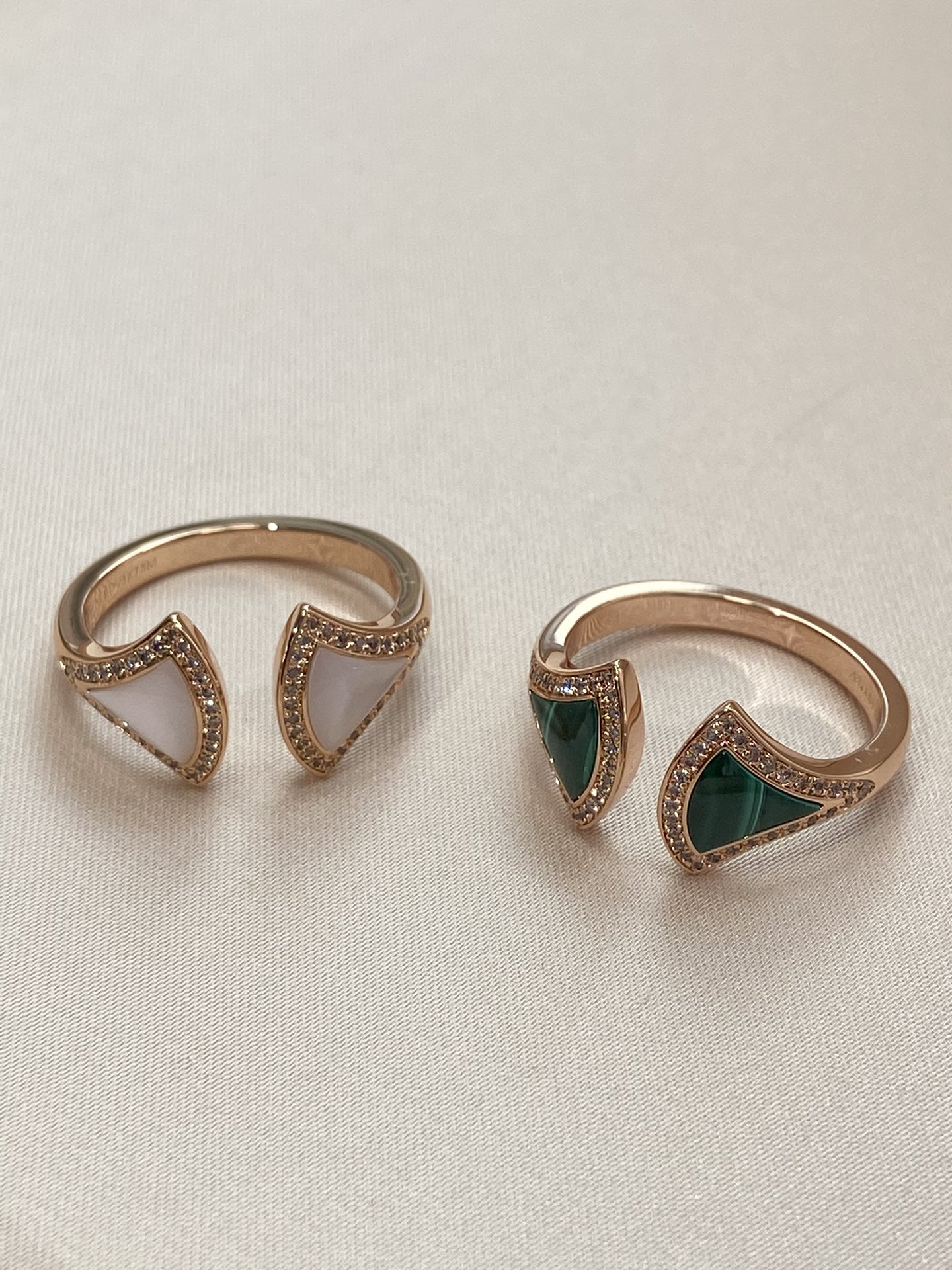 NO:633372,Deep-sea high-quality white butterfly skirt ring DIVAS' DREAM series 18K rose gold ring, a subtle interpretation of Italian style, paying tribute to charming women with a unique Roman spirit. Inspired by the elegance of women, the fan-shaped outline of mother-of-pearl is outlined with pavé diamonds. The unique iconic element combines with the mosaic pattern of the Baths of Caracalla in Rome to praise the timeless beauty. The whole body is V-gold thick 0.5mm electroplated, and the color retention is longer. Size  Deep sea white butterfly shell 88250 high quality natural malachite 88260,,skirts,ring,Cardia high-end jewelry19860909深海优质白蝶贝小裙子戒指DIVAS' DREAM系列18K玫瑰金戒指,精妙演绎意大利风情,以独特的罗马精神向魅力女性致敬.由女性的优雅气质汲取灵感,以密镶钻石勾勒珍珠母贝扇形轮廓独树一帜的标志性元素结合罗马卡拉卡拉大浴场的马赛克图案,礼赞隽永之美. 通体V金厚金0.5咪电镀,保色程度更久.码数 深海白蝶贝88250 优质天然孔雀石 88260,,skirts,ring,卡迪亚高端饰品,Jewelry