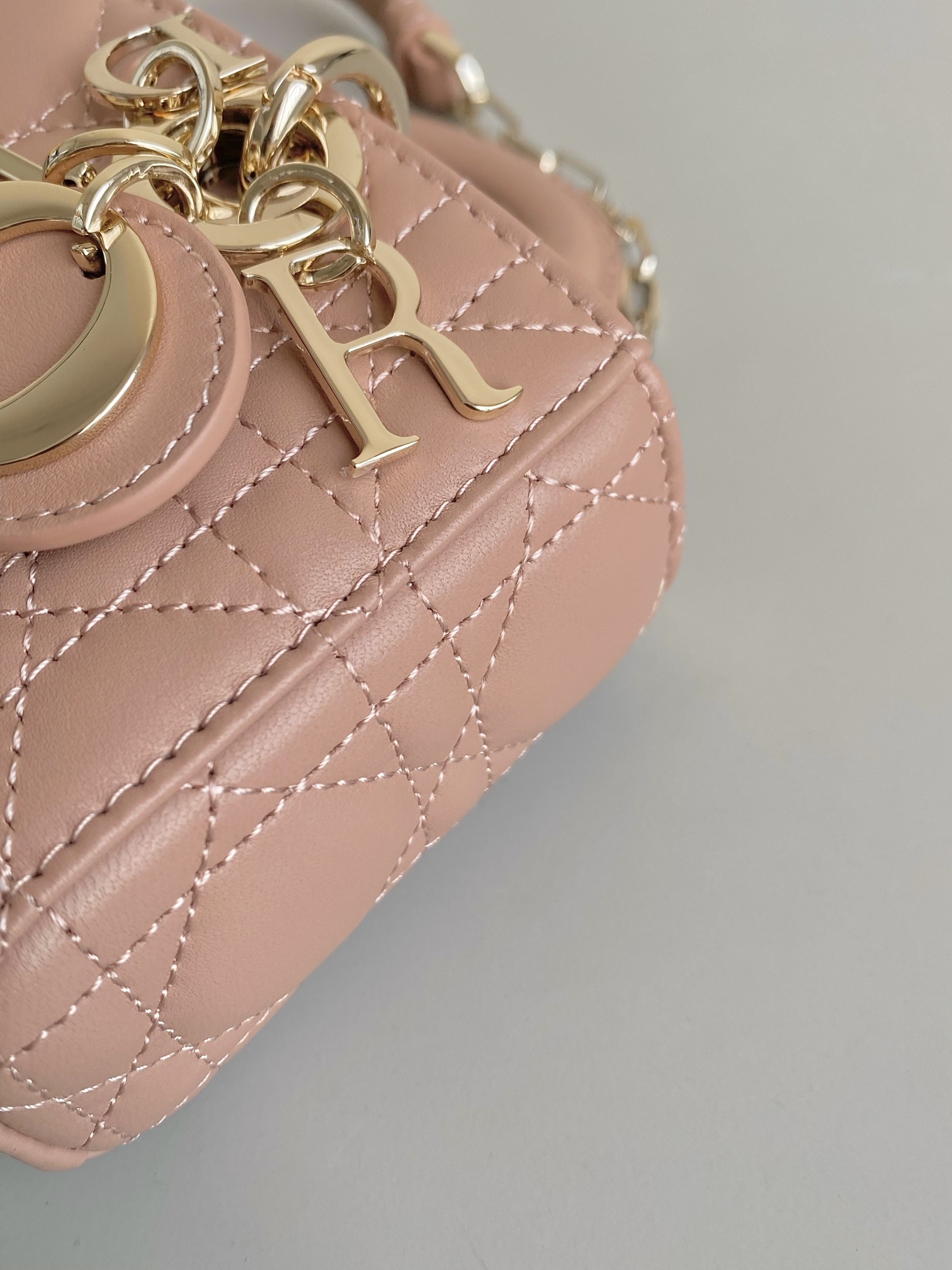 Dior 玫瑰粉 超迷你𝗗-𝗝𝗼𝘆 𝗯𝗮𝗴七夕爱心款 果然就是轮回 回归了一把中古戴妃长方包形