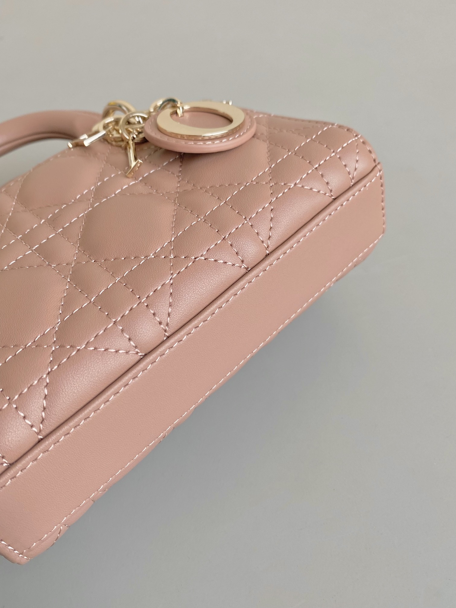 Dior 玫瑰粉 超迷你𝗗-𝗝𝗼𝘆 𝗯𝗮𝗴七夕爱心款 果然就是轮回 回归了一把中古戴妃长方包形