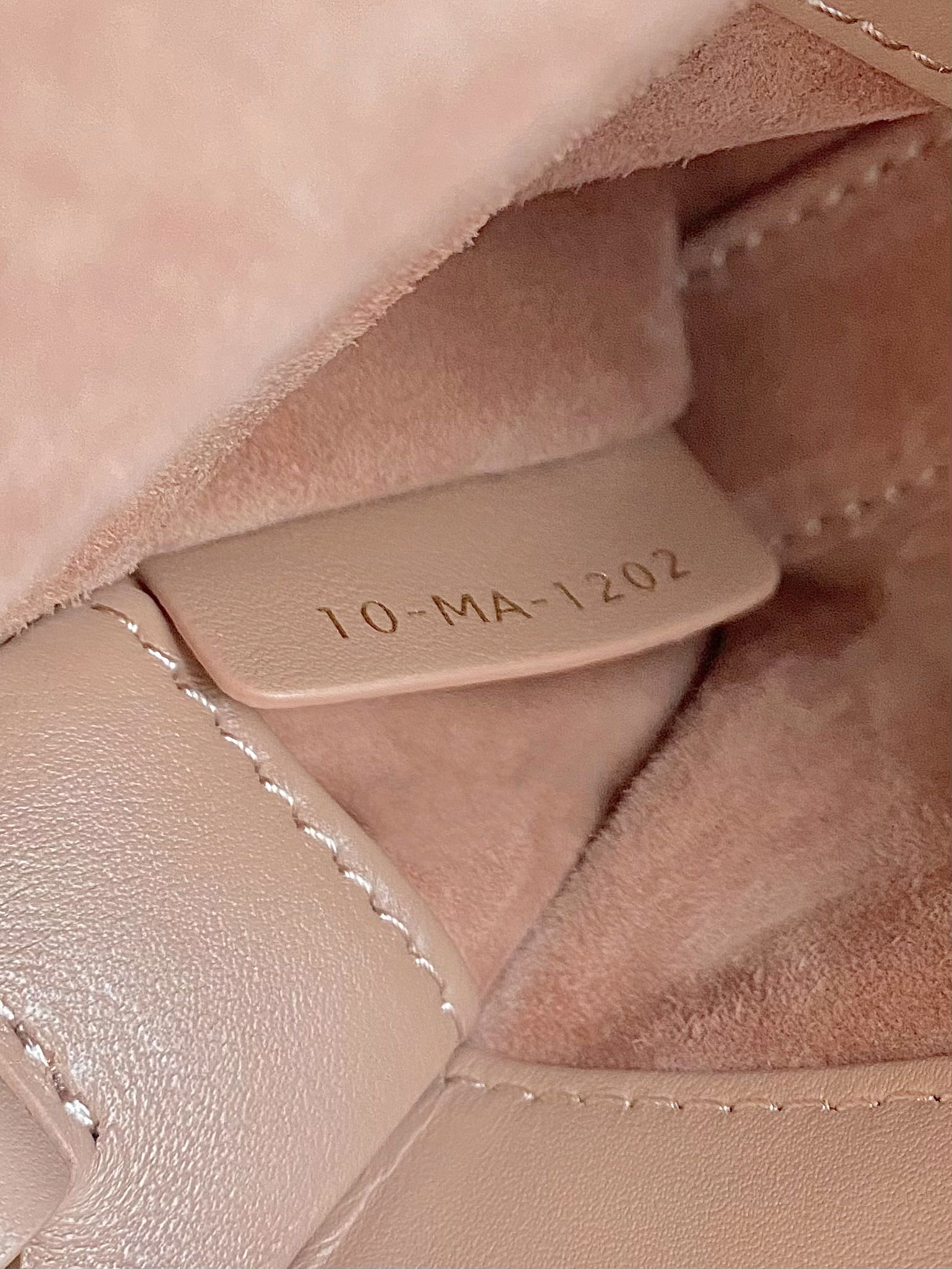 Dior 玫瑰粉 超迷你𝗗-𝗝𝗼𝘆 𝗯𝗮𝗴七夕爱心款 果然就是轮回 回归了一把中古戴妃长方包形