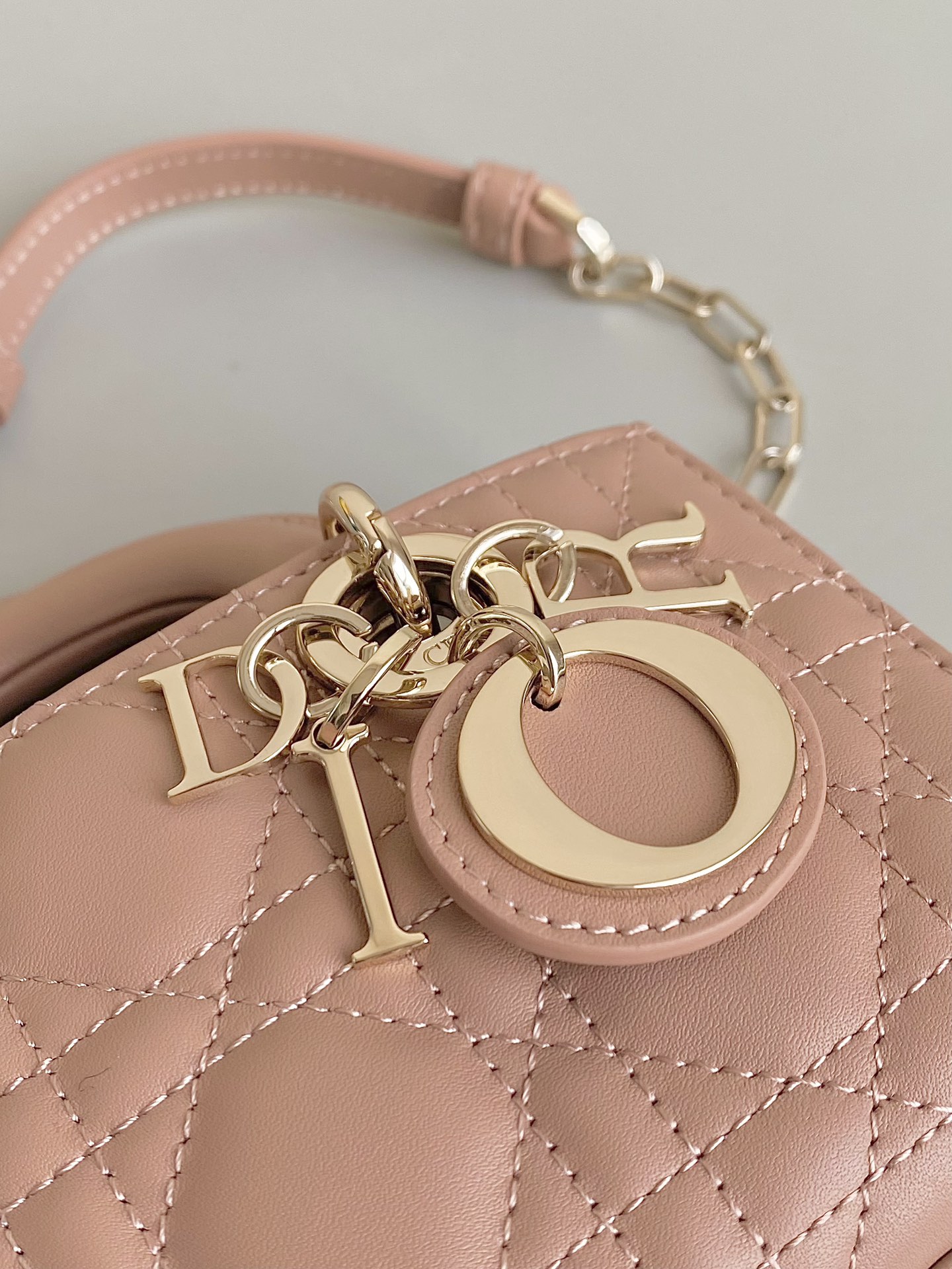 Dior 玫瑰粉 超迷你𝗗-𝗝𝗼𝘆 𝗯𝗮𝗴七夕爱心款 果然就是轮回 回归了一把中古戴妃长方包形
