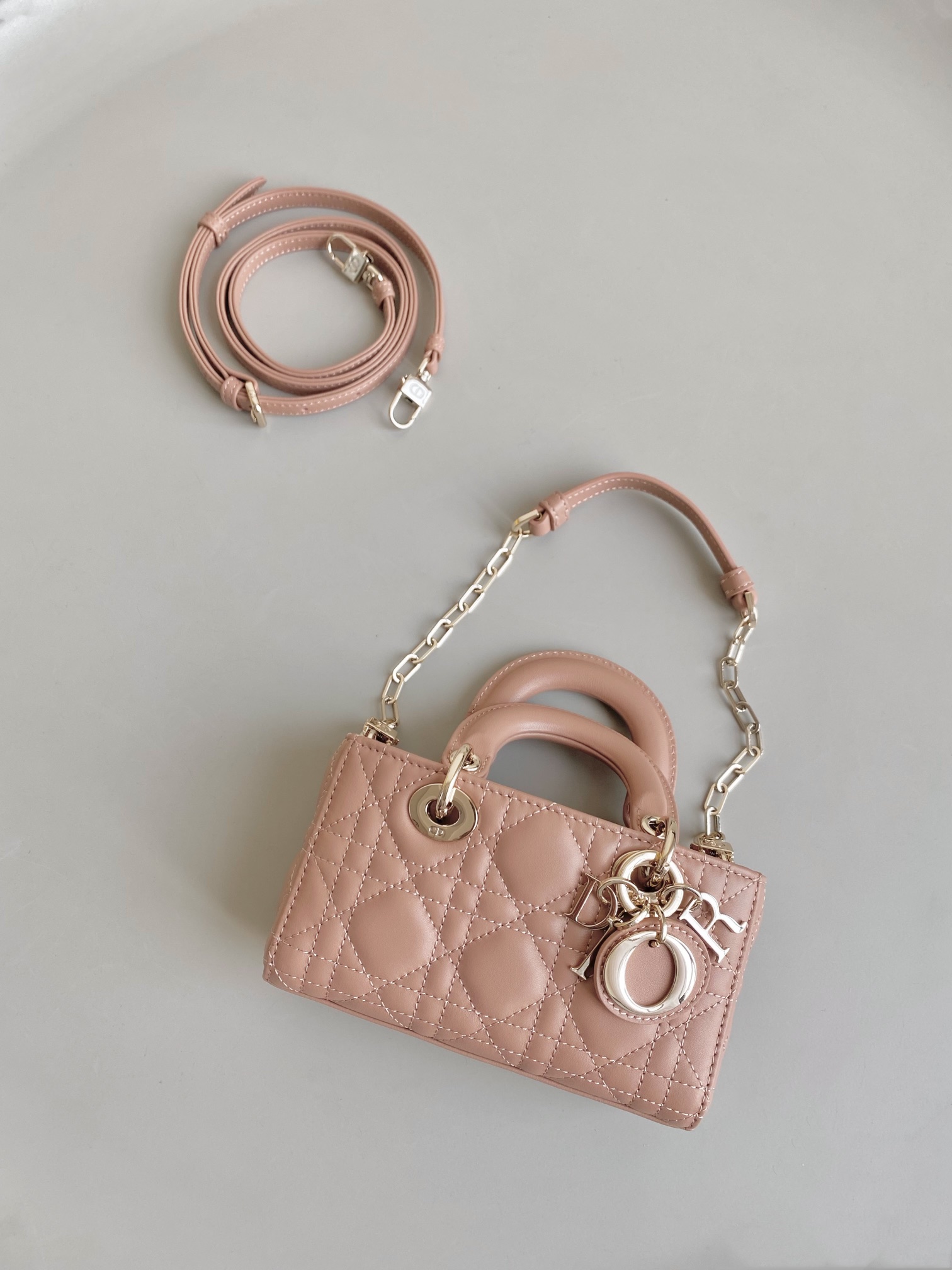 Dior 玫瑰粉 超迷你𝗗-𝗝𝗼𝘆 𝗯𝗮𝗴七夕爱心款 果然就是轮回 回归了一把中古戴妃长方包形