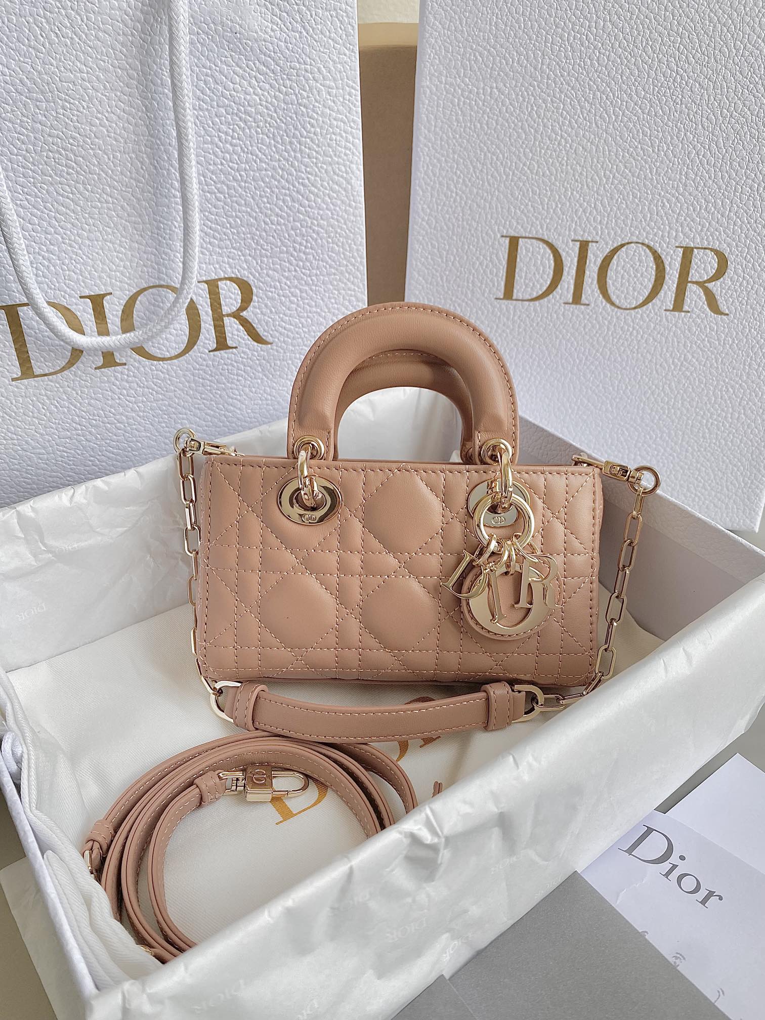 Dior 玫瑰粉 超迷你𝗗-𝗝𝗼𝘆 𝗯𝗮𝗴七夕爱心款 果然就是轮回 回归了一把中古戴妃长方包形