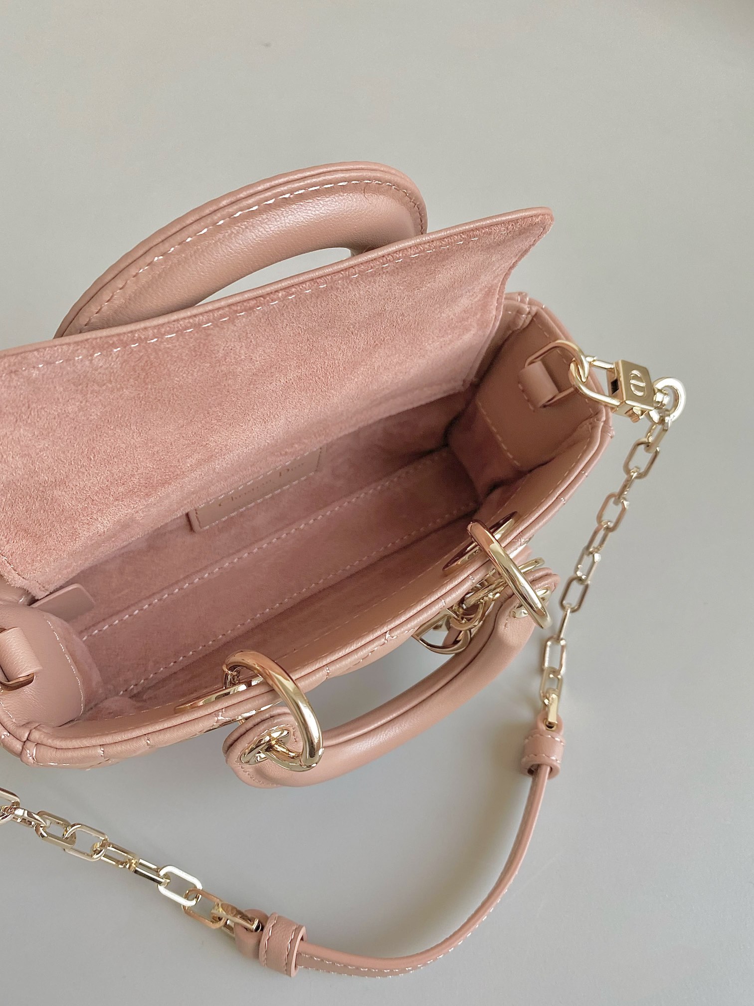 Dior 玫瑰粉 超迷你𝗗-𝗝𝗼𝘆 𝗯𝗮𝗴七夕爱心款 果然就是轮回 回归了一把中古戴妃长方包形