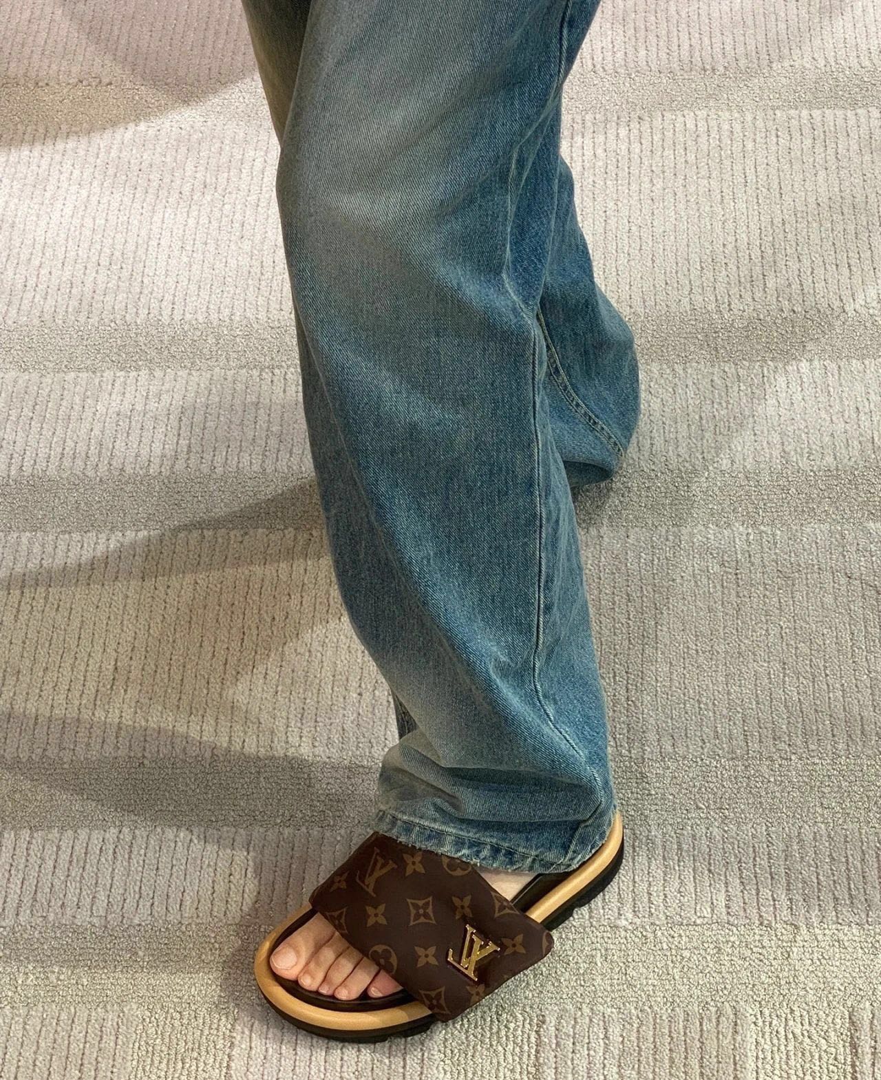 NO:250097,Demonstration of foot fitting, slippers, slippers19860909上脚搭配示范,拖鞋,slippers,Women's Shoes