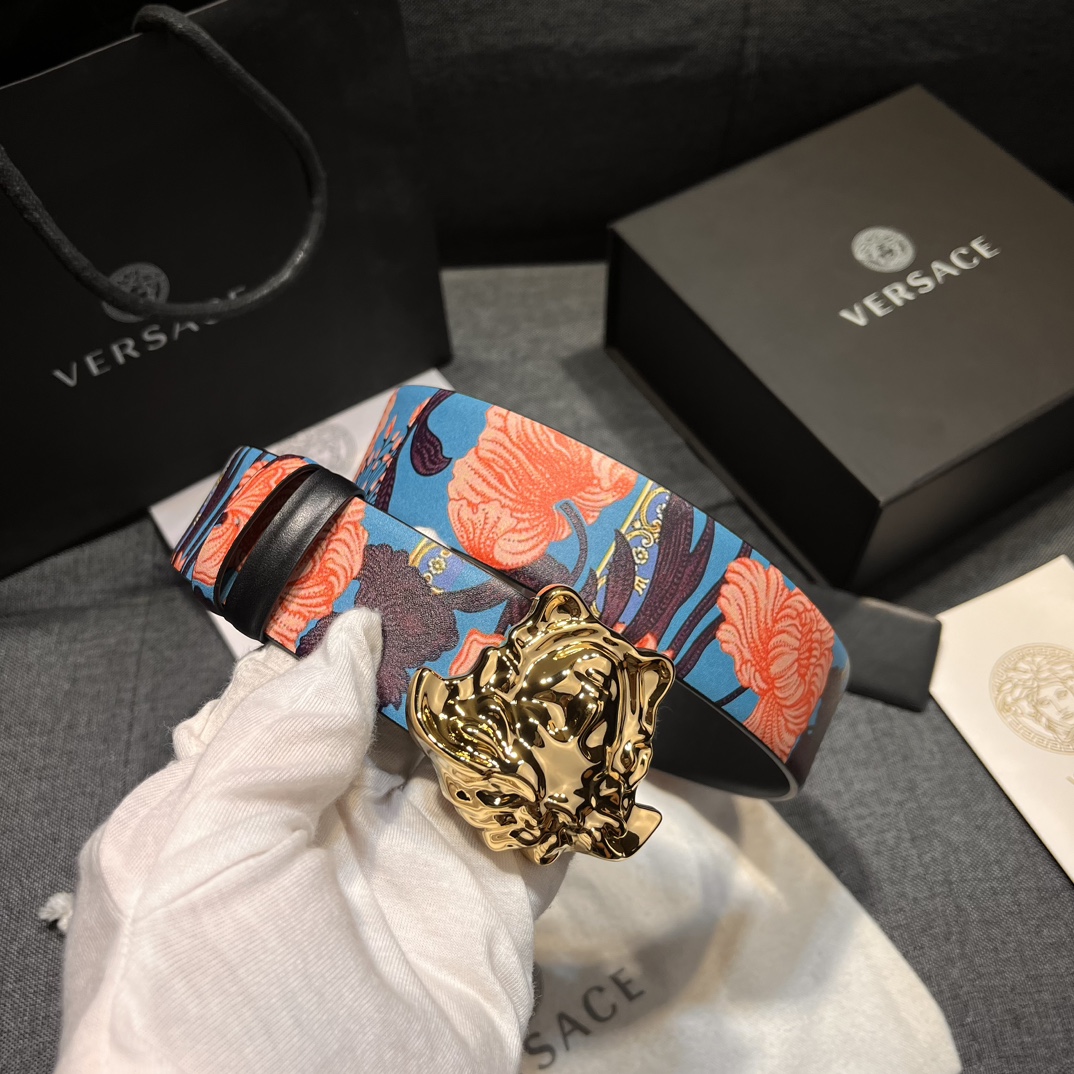   范思哲，宽4.0cm，原单精品，3D美杜莎腰带扣-Barocco印花-材质，头层牛皮，此款光滑的Sa