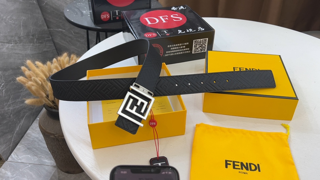 Fendi 潮牌小 芬迪 男款.进口皮制作.好皮带，赠T免税礼盒