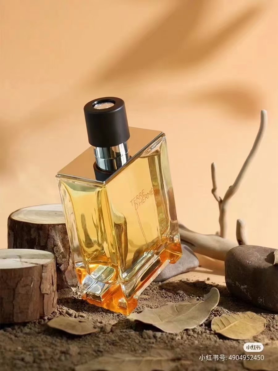 专柜版💰74包邮
一比一爱马仕大地100ml(淡香)HERMES 爱玛仕大地男士淡香水 衣冠楚楚是绝大多数商务派对的着装要求,但香水的选择就无需依照平日工作环境中那份恪守,可以稍微肆意一些。而男士香水在很多时候存在着一个“新不如旧”的原则,那些被省视后依然存在的好味道方是经典。爱马仕Terre d'Hermes大地男香,从诞生之日起,就成为缕试不爽的百搭香水‼