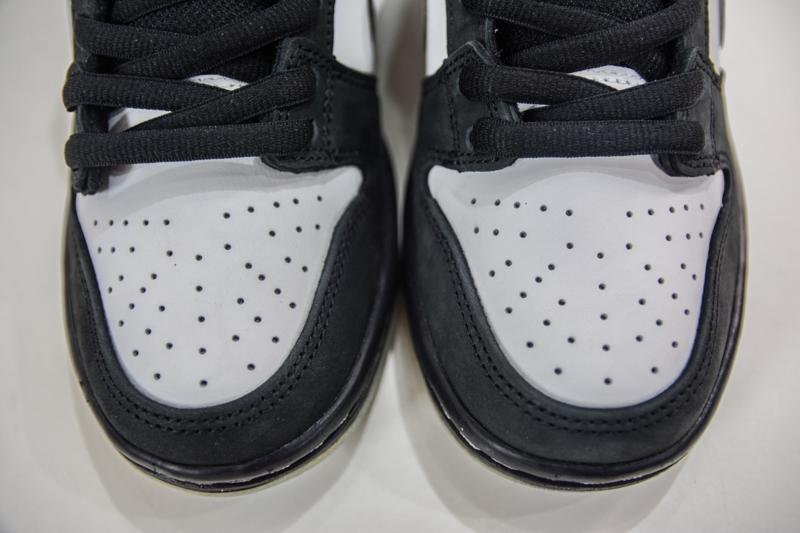 AY version shipped Nike Dunk SB x Staple joint black and white panda pigeon BV1310-013