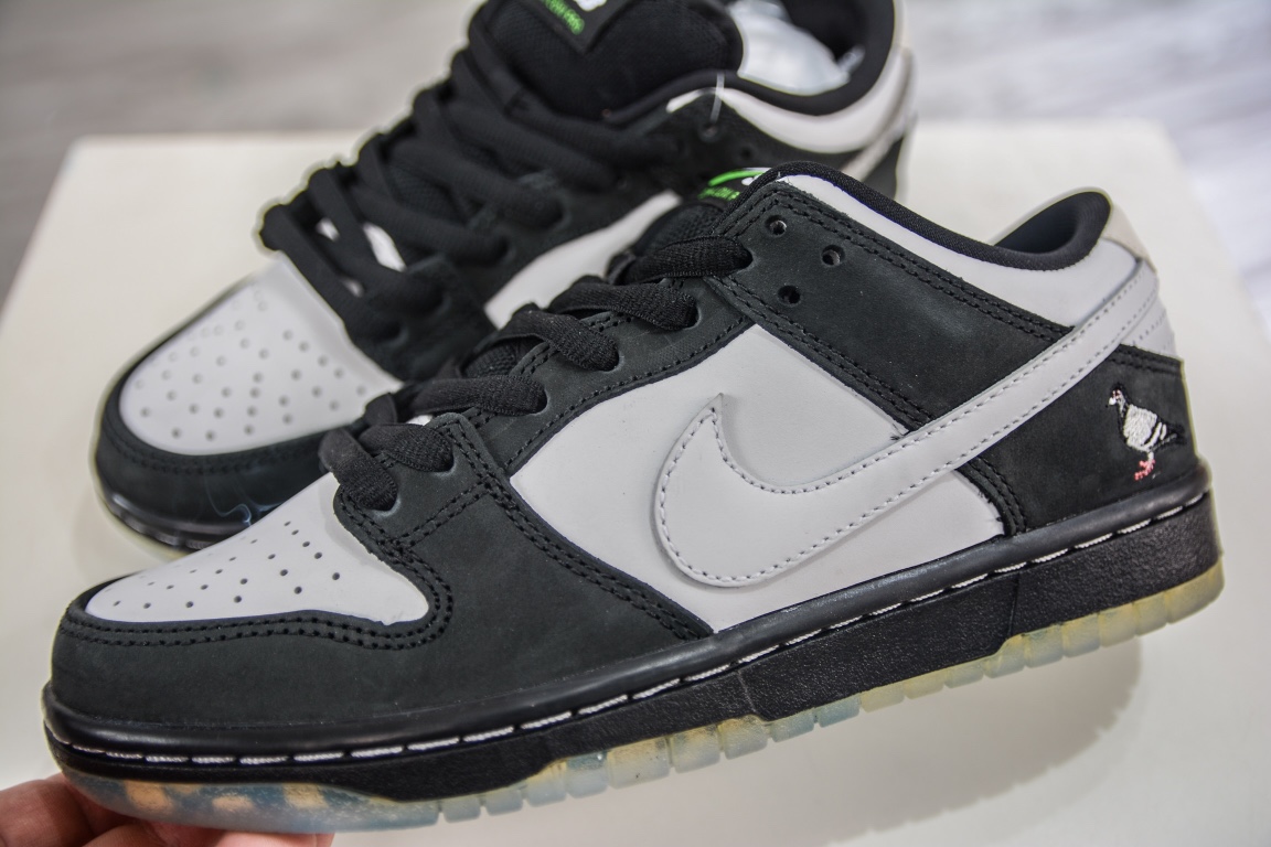 AY version shipped Nike Dunk SB x Staple joint black and white panda pigeon BV1310-013