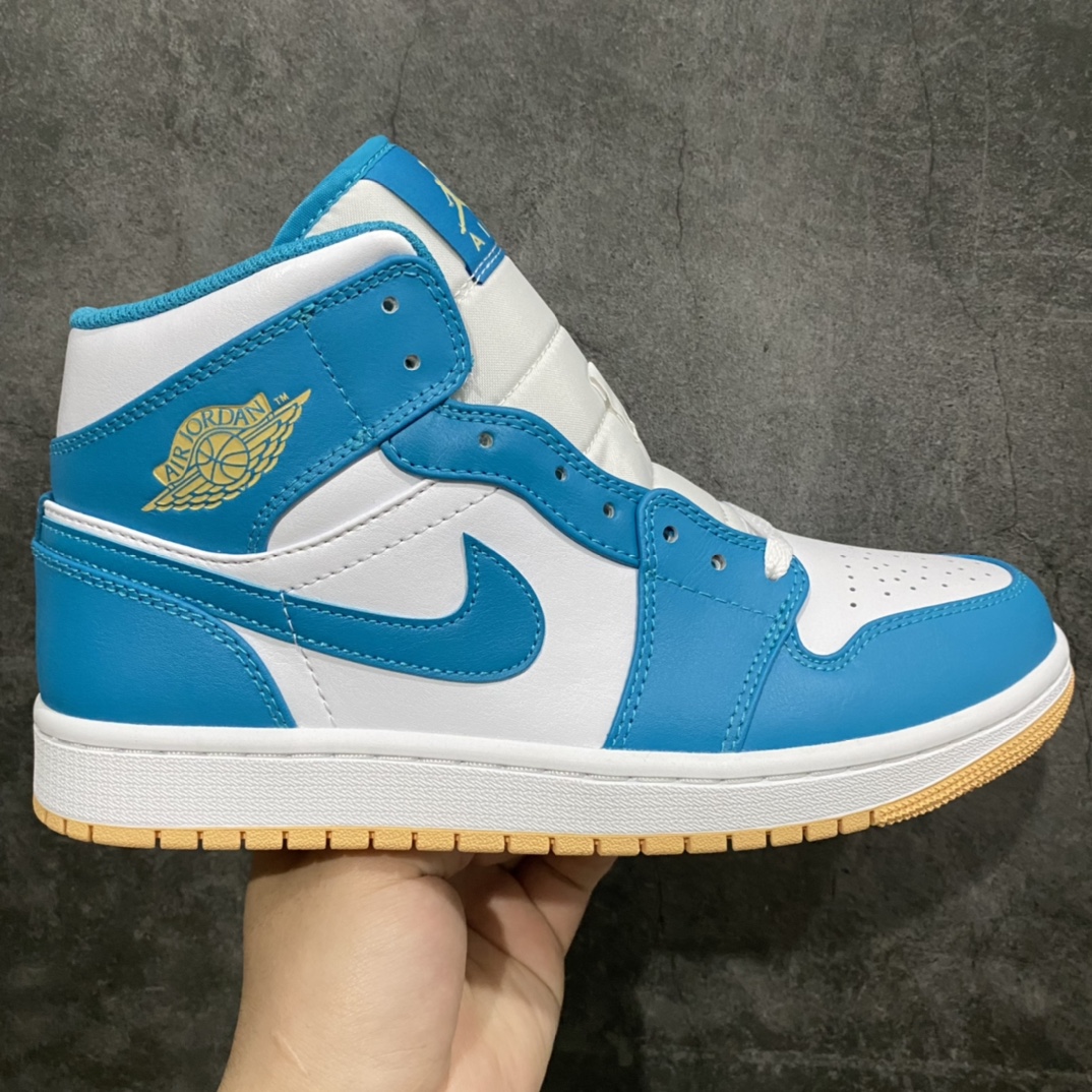 DT过验版Air Jordan AJ1 Mid中帮 蓝白 DQ8426-400 男鞋n市面唯一纯原级别 无需拼图大几率过验 后跟方块横7针竖3针 全网唯一正确细节 全鞋电脑针车 完美零毛边处理 原厂内置全掌气垫 价格定位良心 平台专用代工流水线出品 一眼公司既视感 拿到手的一瞬间就与众不同 碾压市面所有版本 认准细节 全部原鞋开发 每一个配色都会采购原鞋确认细节 打破市面看图做货无好货之说 细节精确 所有配色原数据档案开发！  尺码：40 40.5 41 42 42.5 43 44 44.5 45 46-莆田鞋批发中心