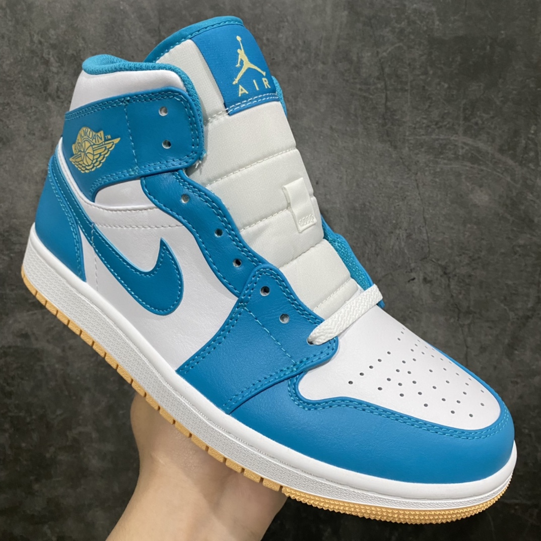 图片[3]-DT过验版Air Jordan AJ1 Mid中帮 蓝白 DQ8426-400 男鞋n市面唯一纯原级别 无需拼图大几率过验 后跟方块横7针竖3针 全网唯一正确细节 全鞋电脑针车 完美零毛边处理 原厂内置全掌气垫 价格定位良心 平台专用代工流水线出品 一眼公司既视感 拿到手的一瞬间就与众不同 碾压市面所有版本 认准细节 全部原鞋开发 每一个配色都会采购原鞋确认细节 打破市面看图做货无好货之说 细节精确 所有配色原数据档案开发！  尺码：40 40.5 41 42 42.5 43 44 44.5 45 46-莆田鞋批发中心