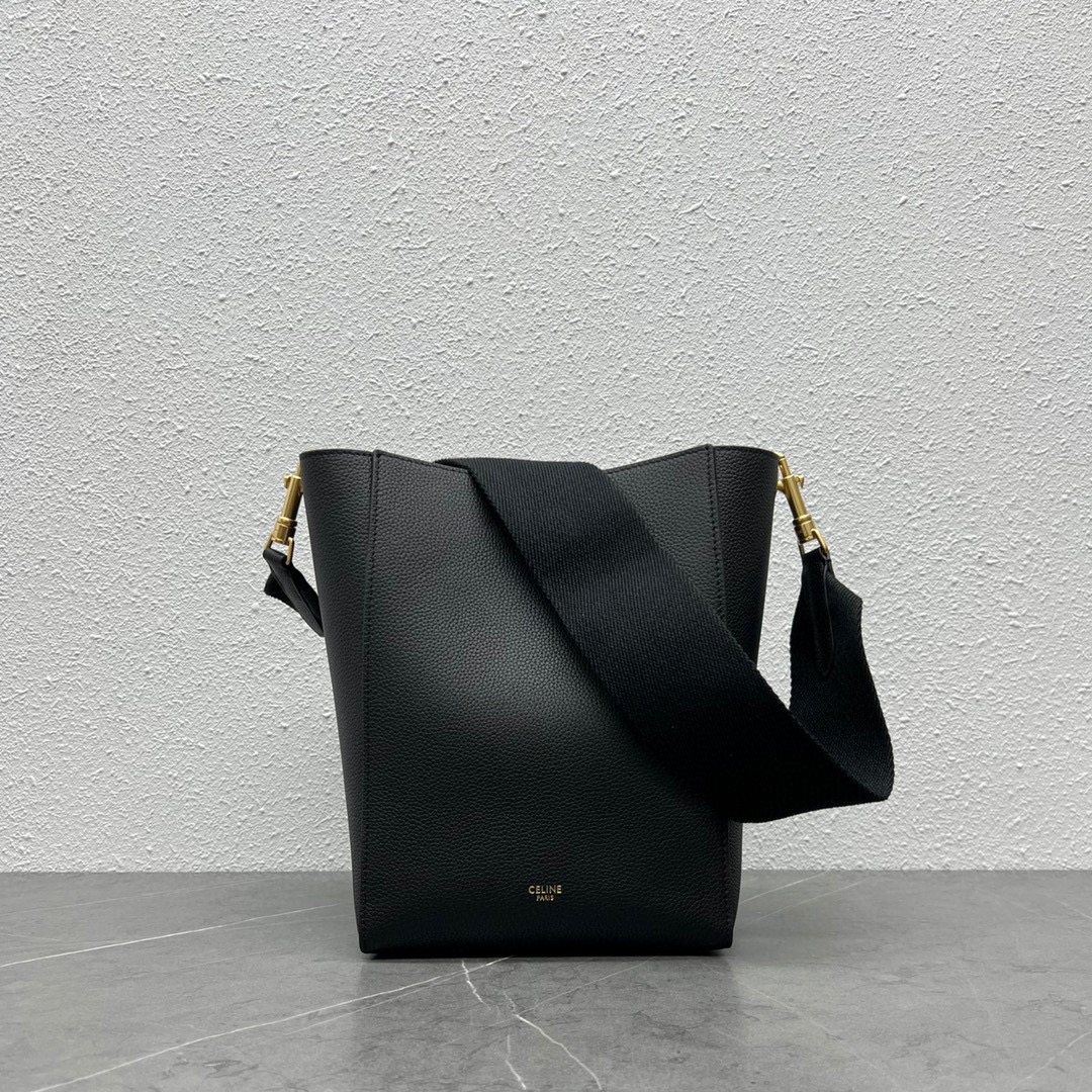 Hurry up and Celine bucket bag reappears. The classic model is available for purchase in small quantities. Top original leather quality. CELI_NE