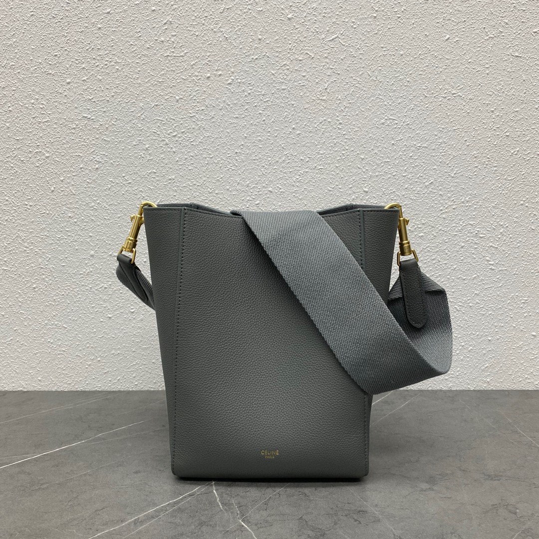 Hurry up and Celine Bucket Bag reappears. The classic model is available for purchase in small quantities. Top original leather quality. CELI_NE