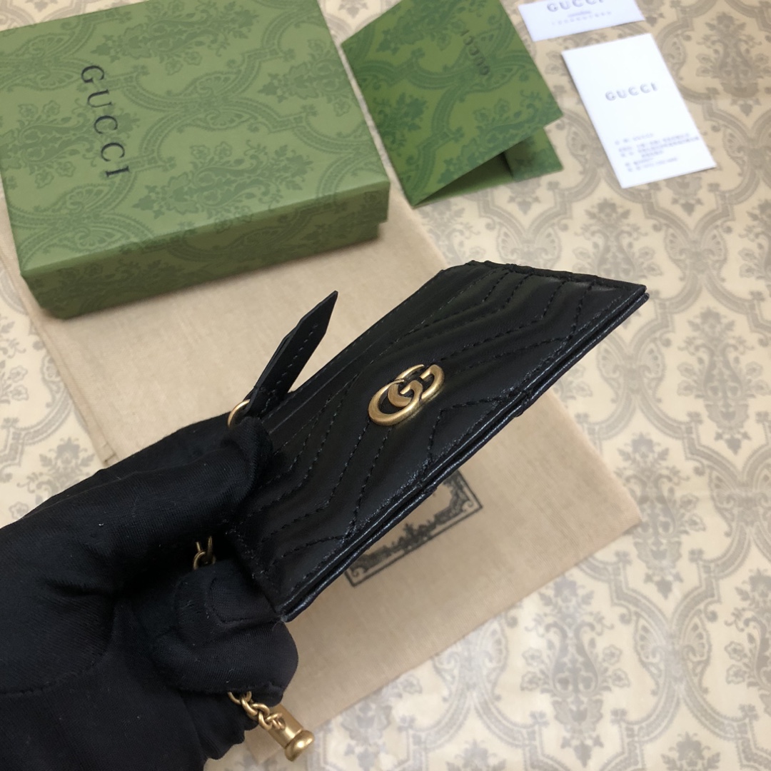 这款GG Marmont系列卡包采用简洁纤长的设计，配有拉链口袋以及挂链和钩扣，可轻松挂到其他大号手袋上