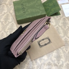 这款GG Marmont系列卡包采用简洁纤长的设计,配有拉链口袋以及挂链和钩扣,可轻松挂到其他大号手袋上 这款GG Marmont系列卡包采用简洁纤长的设计,配有拉链口袋以及挂链和钩扣,可轻松挂到其他大号手袋上